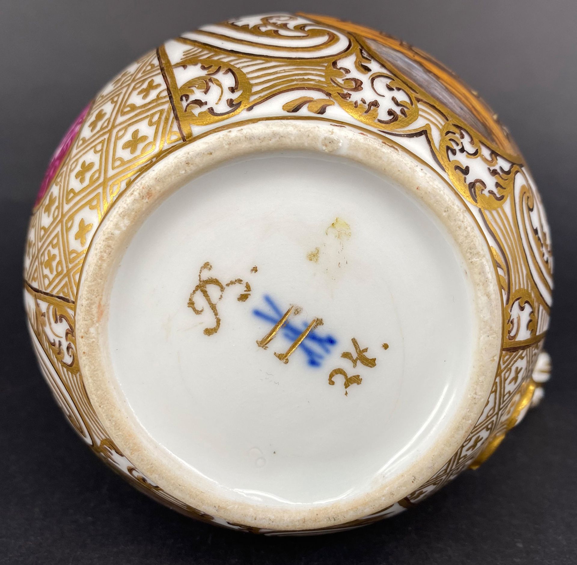 Meissen, Kännchen mit Metalldeckel, bauchiger Korpus mit Blatthenkel, schauseitig zwei bäuerlichen - Image 5 of 7