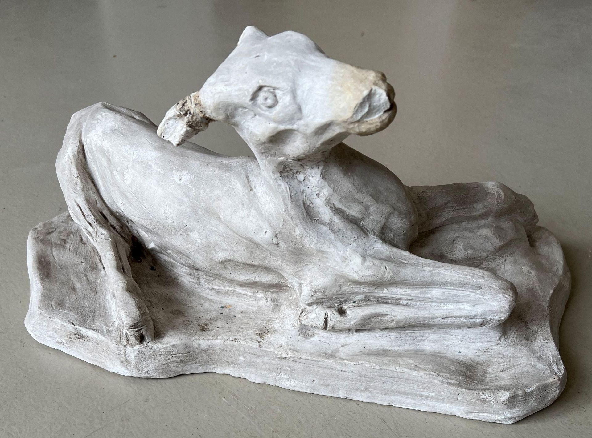 Reh, Stuck/ Roe deer, stucco. Bildhauer aus Tübingen, ein Ohr fehlt, Altersspuren, 42 x 24 x 20 cm - Image 2 of 6