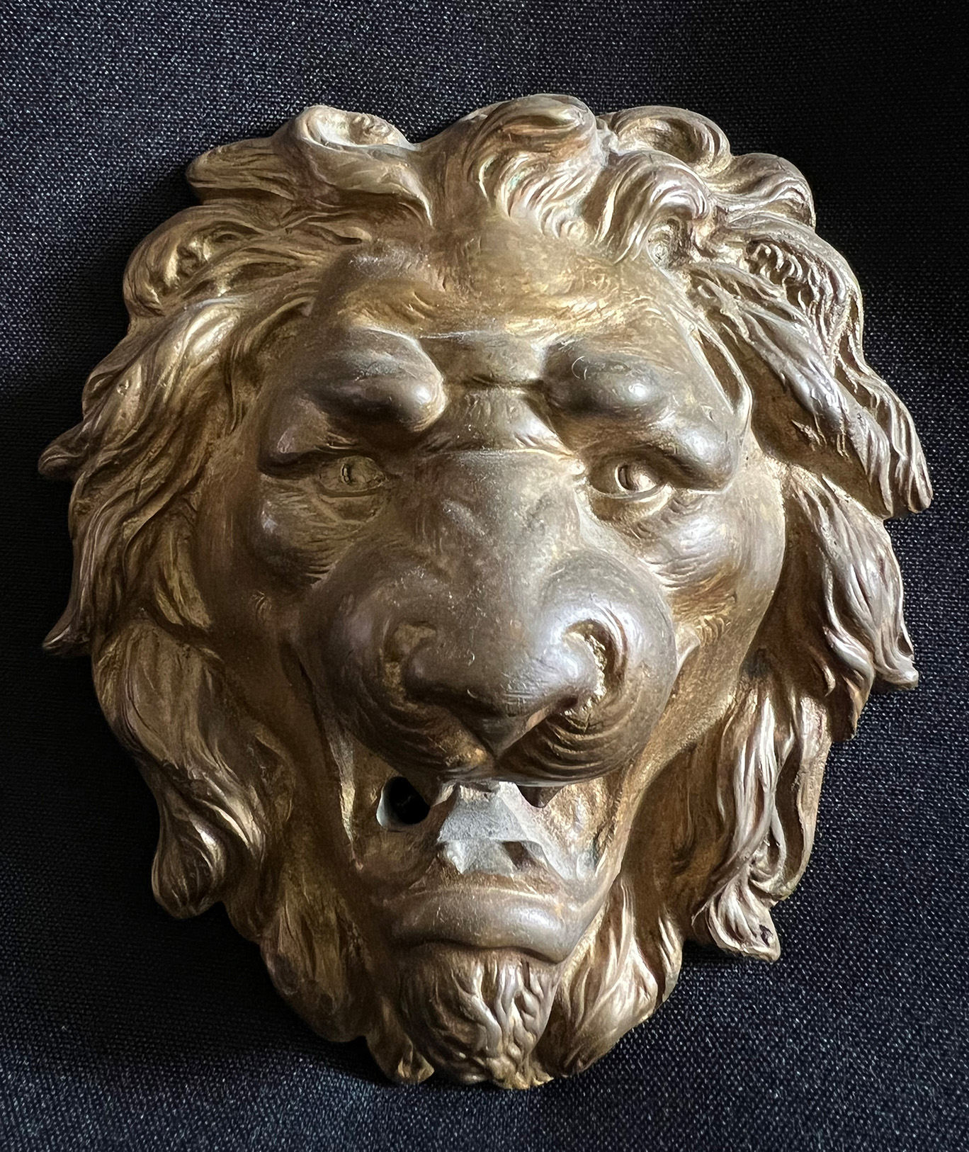 Löwenkopf, Historismus, 19. Jh., wohl als Türknauf verwendet mit Ring durch das Maul, 14 x 12 cm