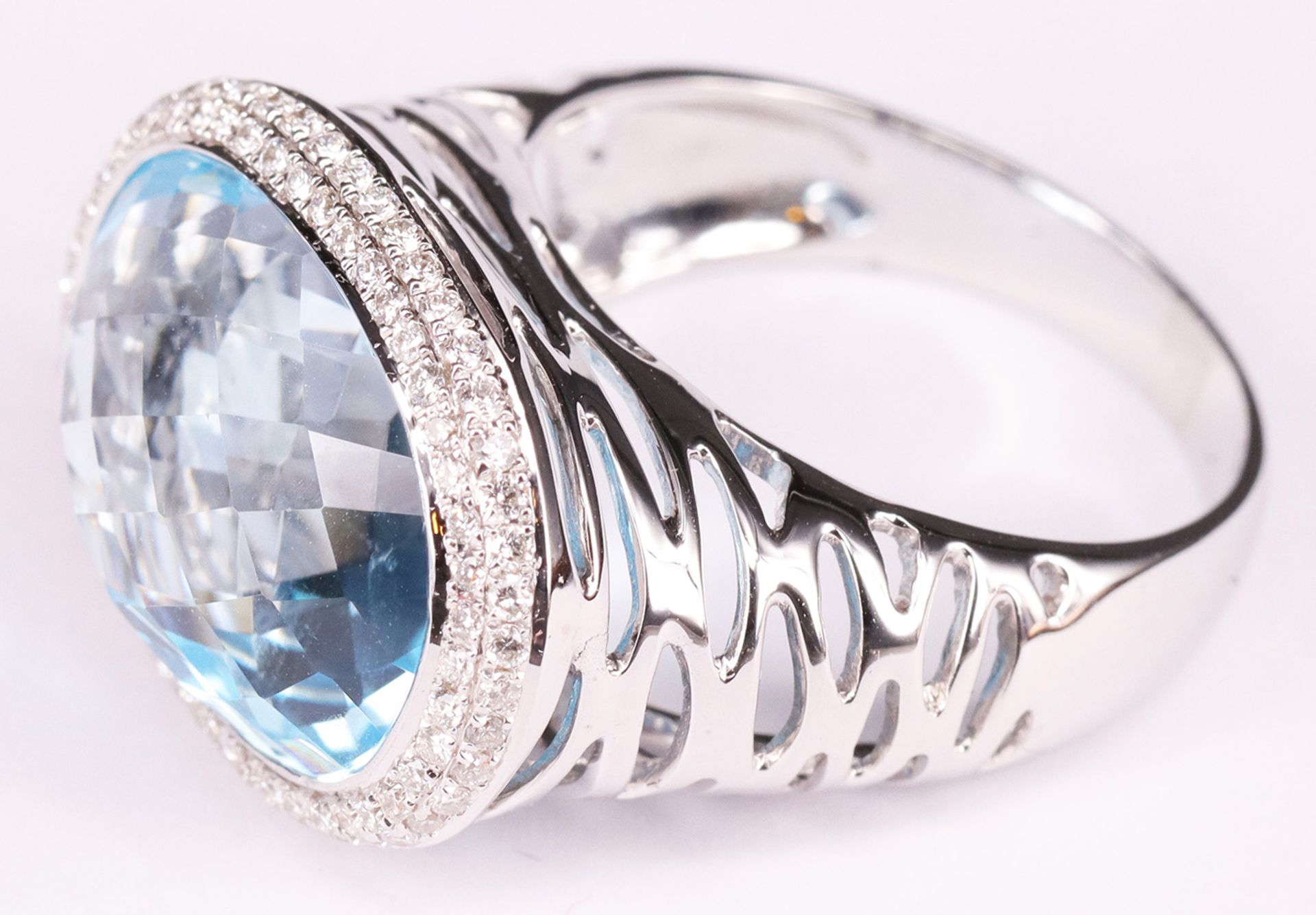 Zwei Damenringe mit hellblauem Topas: breiter Ring mit großem Stein und kleinen Brillianten, 750er - Image 5 of 12