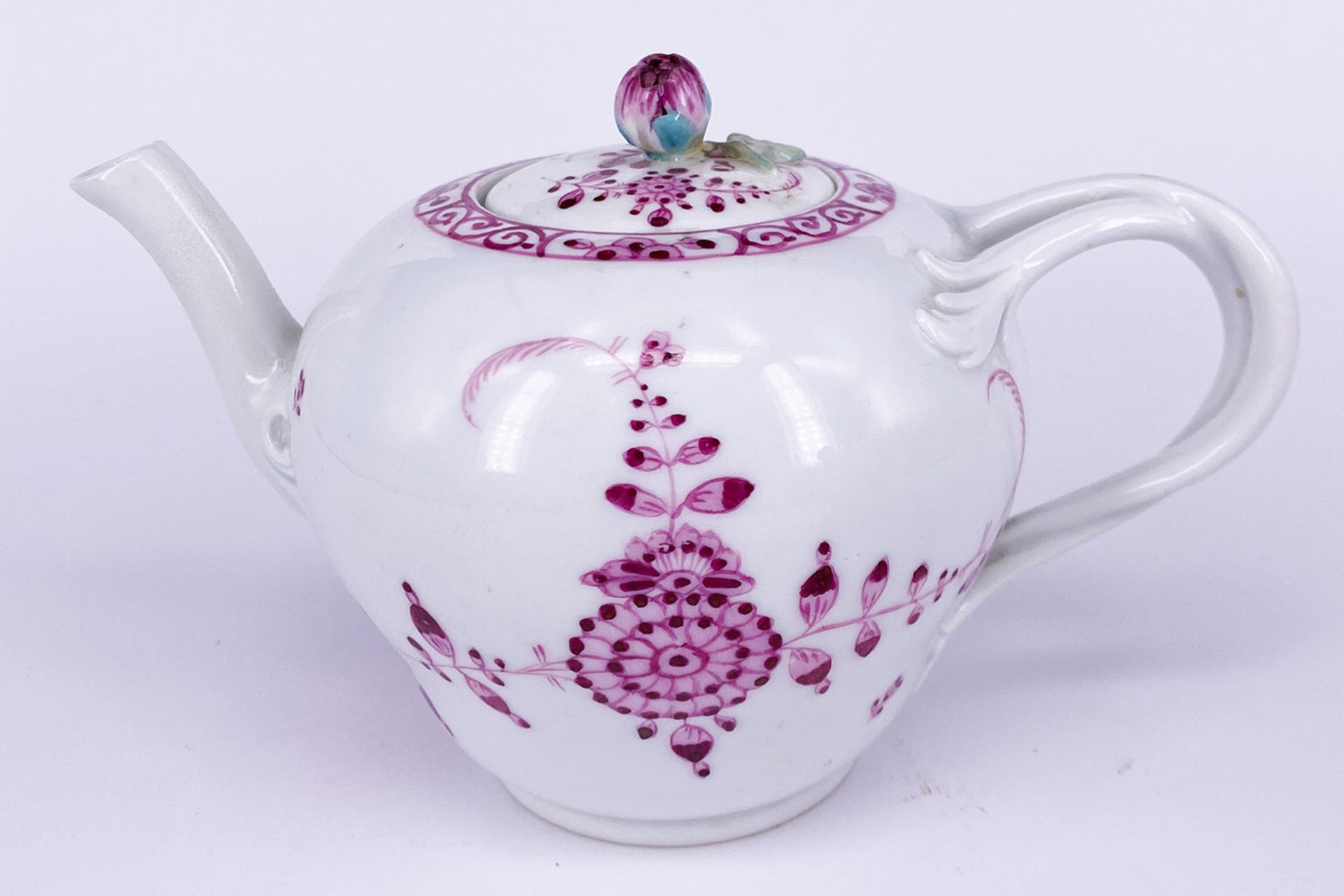 Meissen, Teekännchen: Kugeliger, nach unten leicht verjüngter Korpus mit blätterförmigem Henkel, - Bild 3 aus 4