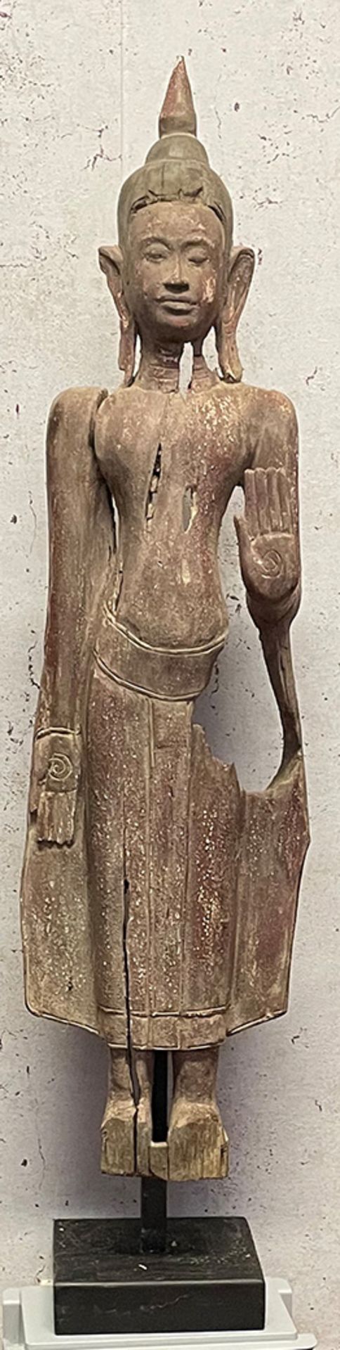 Stehender Buddha, Holz, auf Sockel montiert, Gesamthöhe 112 cm