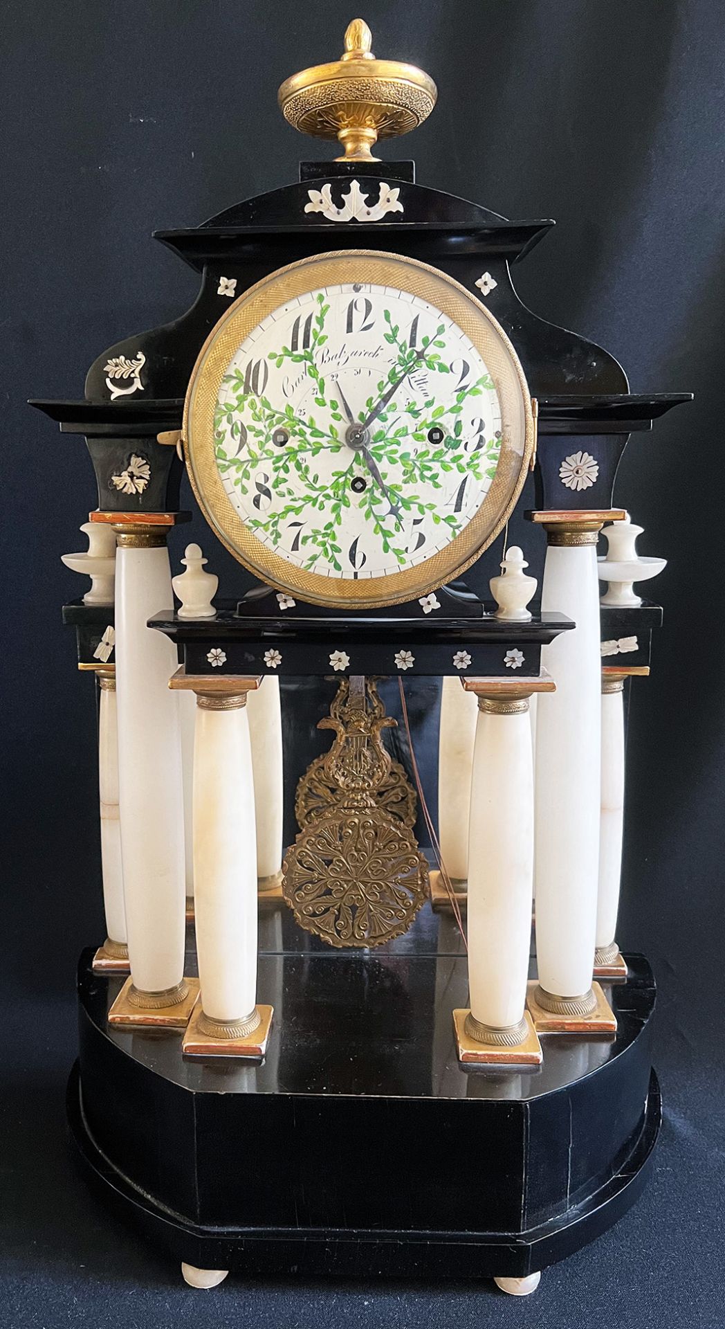 Säulenuhr/ column clock. Alabaster, Holz, Perlmuttapplikationen, Zifferblatt mit arabischen