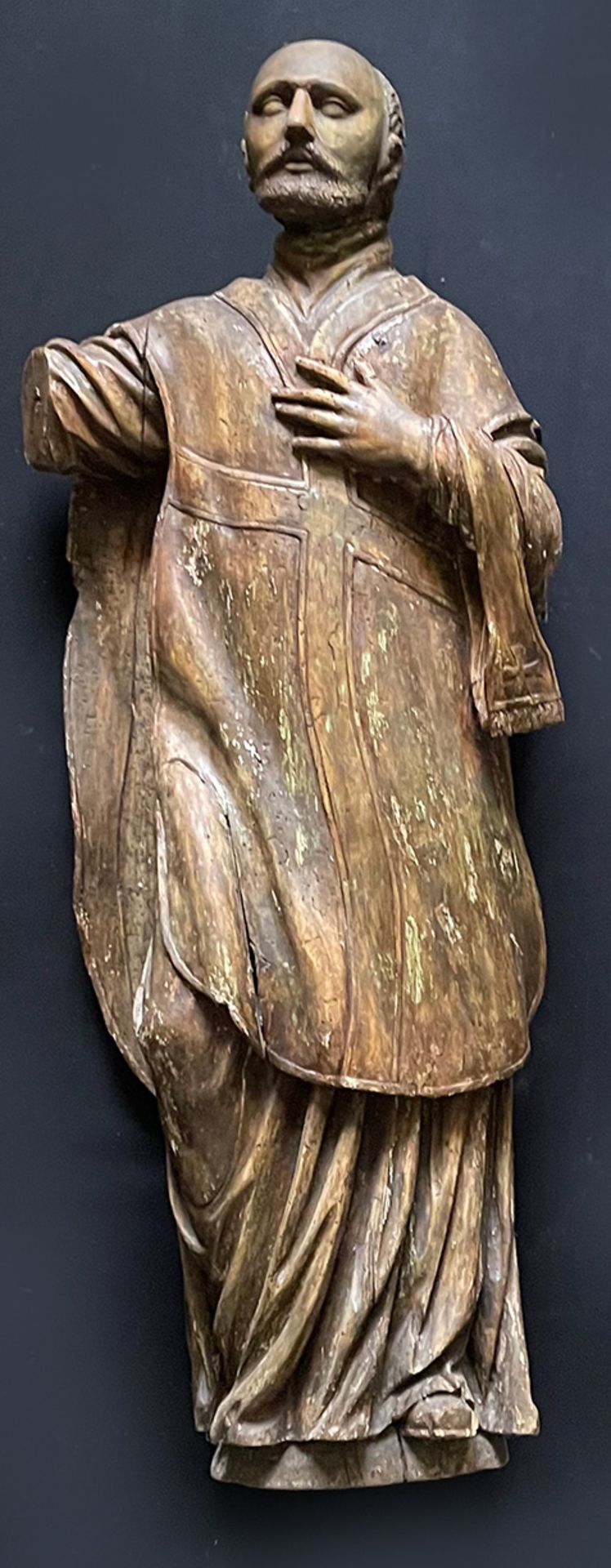 Spanien, 18. Jh. Bärtiger Heiliger im Gewand eines Diakons mit Albe und Kasel, Holz, rückseitig