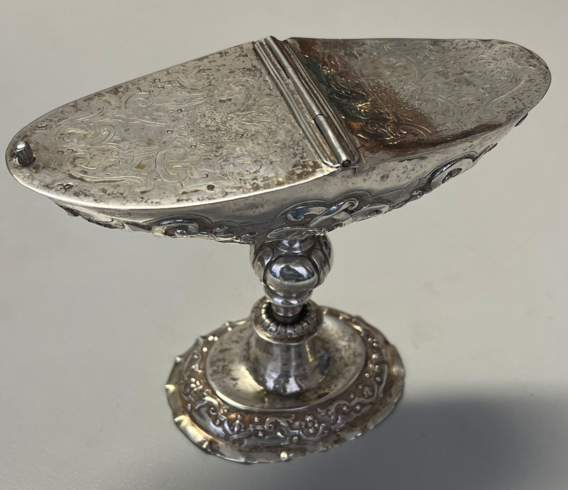 Weihrauchschiff/ Incense boat, 17./18. Jh., Silber (geprüft), mit aufklappbarem Deckel, mit - Bild 7 aus 7