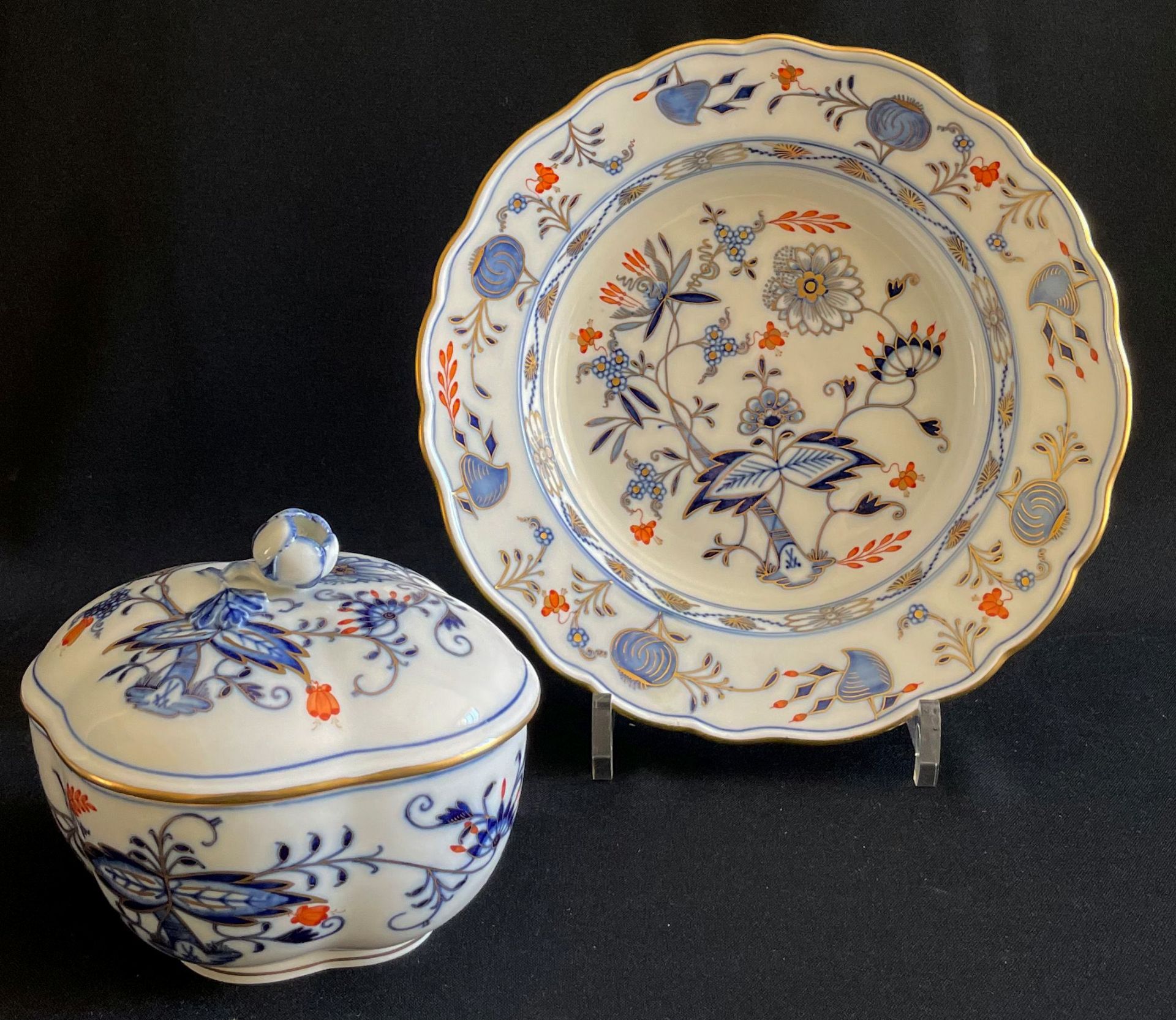 Konvolut, Meissen, Prunk Zwiebelmuster in Blau, Rot, Gold: Deckeldose in Vierpassform, ca. 16 x 14 x - Bild 6 aus 6