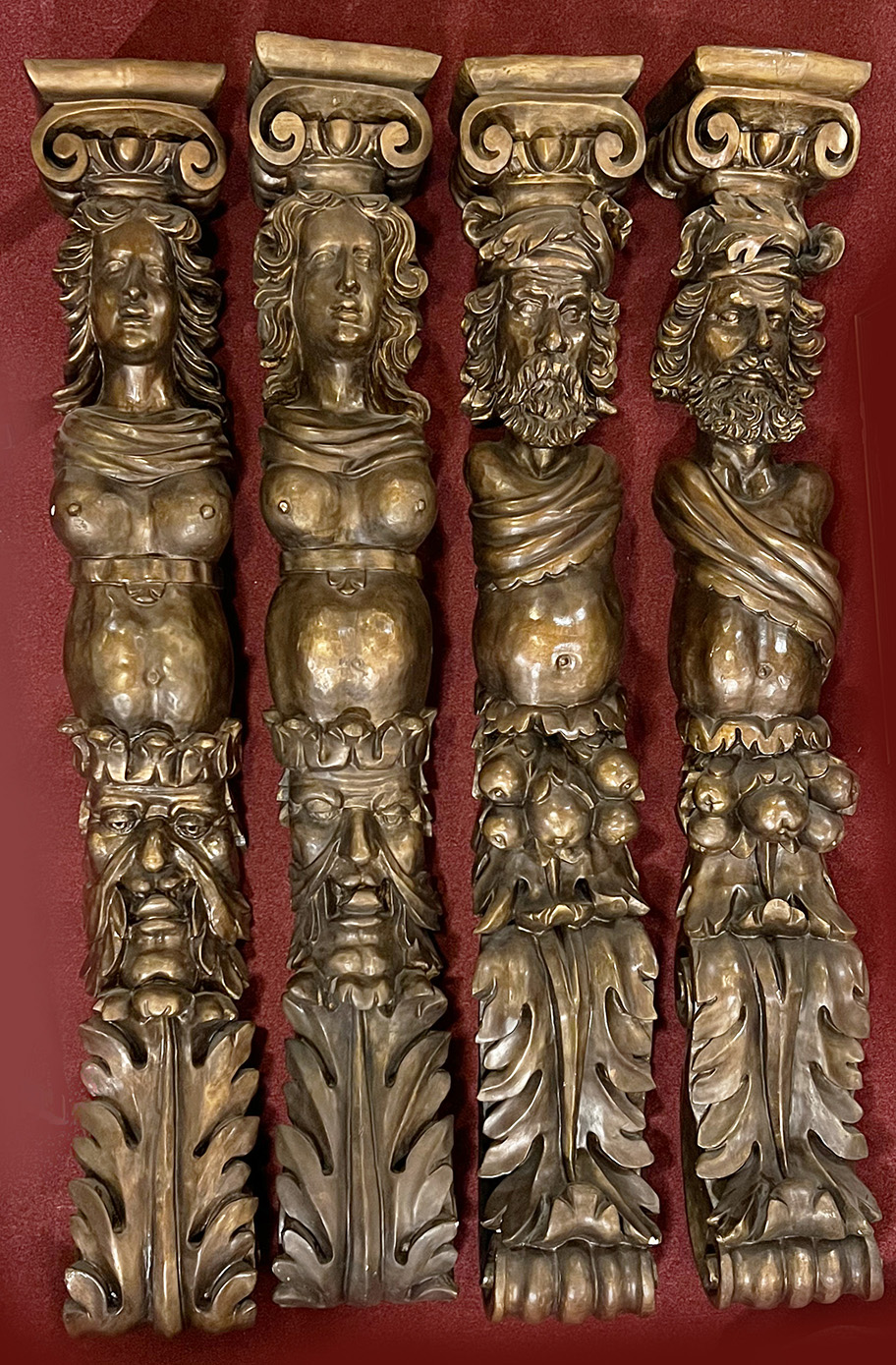 4 große Karyatidfiguren, 1. H. 20. Jh., Holz. 2 Männer und 2 Frauen. Mit blattförmiger Sockelzone