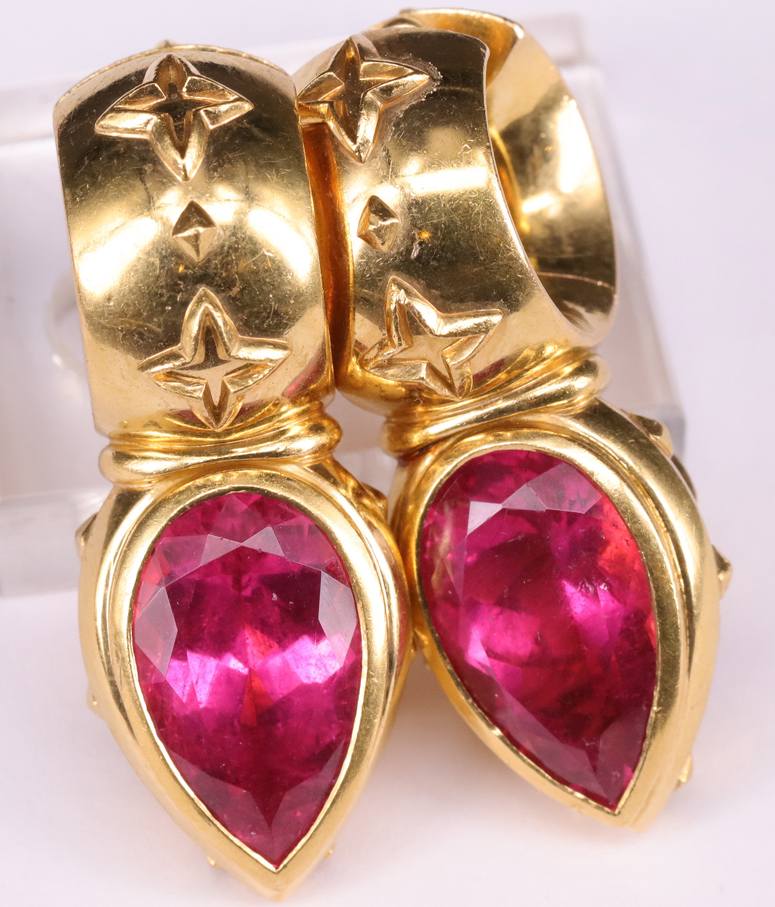 Paar Ohrhänger, Fa. Jakob / pair of earrings. 750er GG, mit pinkfarbenem Turmalin und Sternchen,
