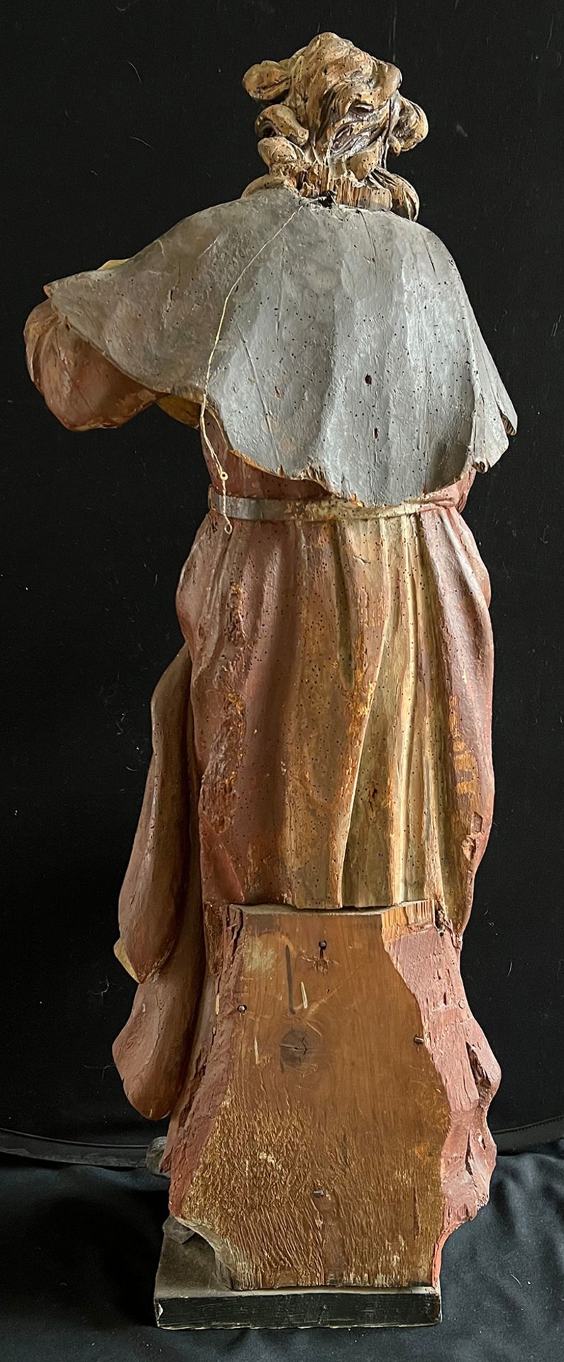 Hl. Rochus, 18. Jh., aus Holz geschnitzt mit farbiger Fassung. Der Heilige mit zwei Muscheln als - Bild 6 aus 6