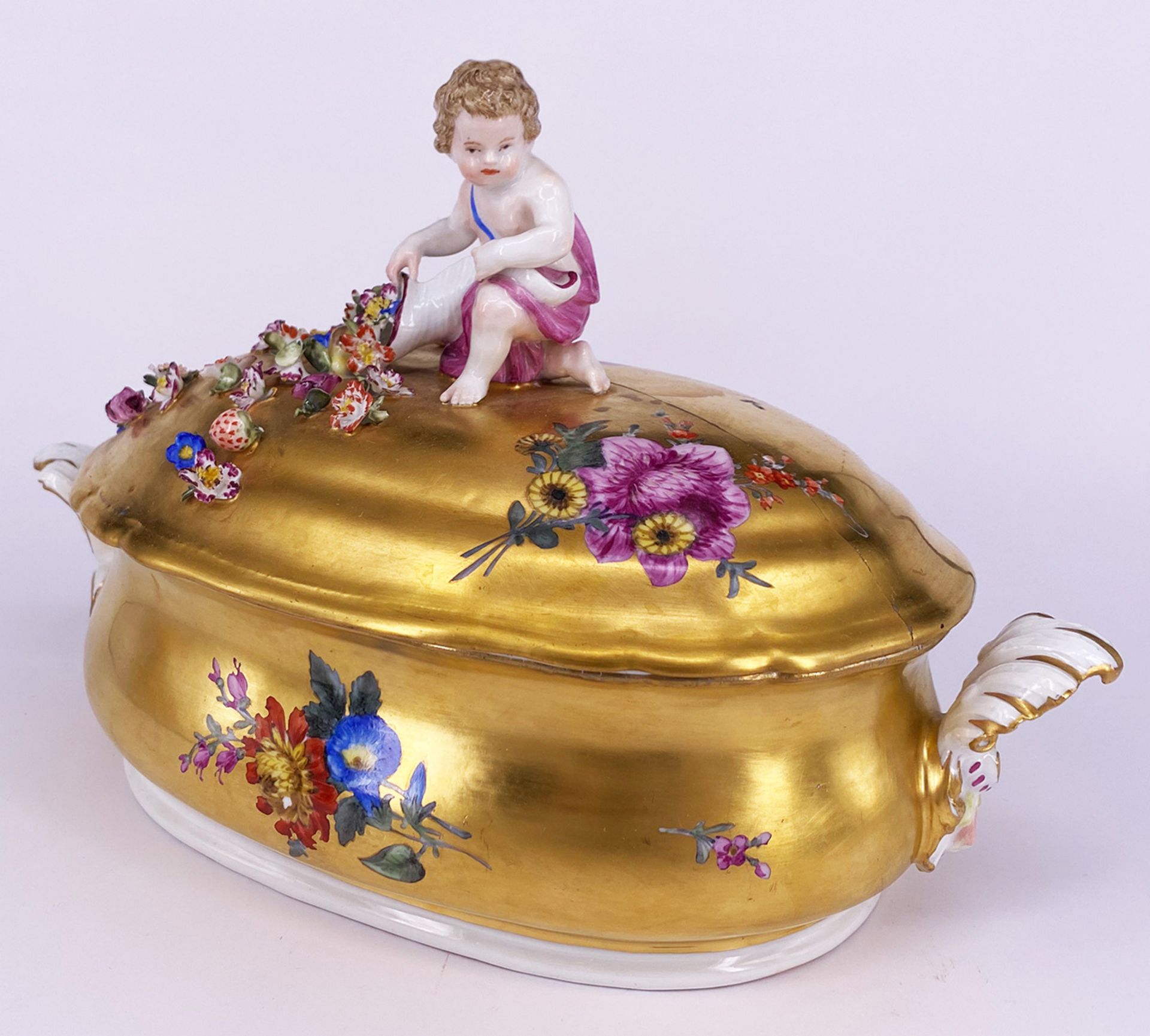 Meissen, Goldfond-Deckelterrine: polychrome Blumenmalerei auf Goldgrund, seitliche Handhaben in - Bild 2 aus 5