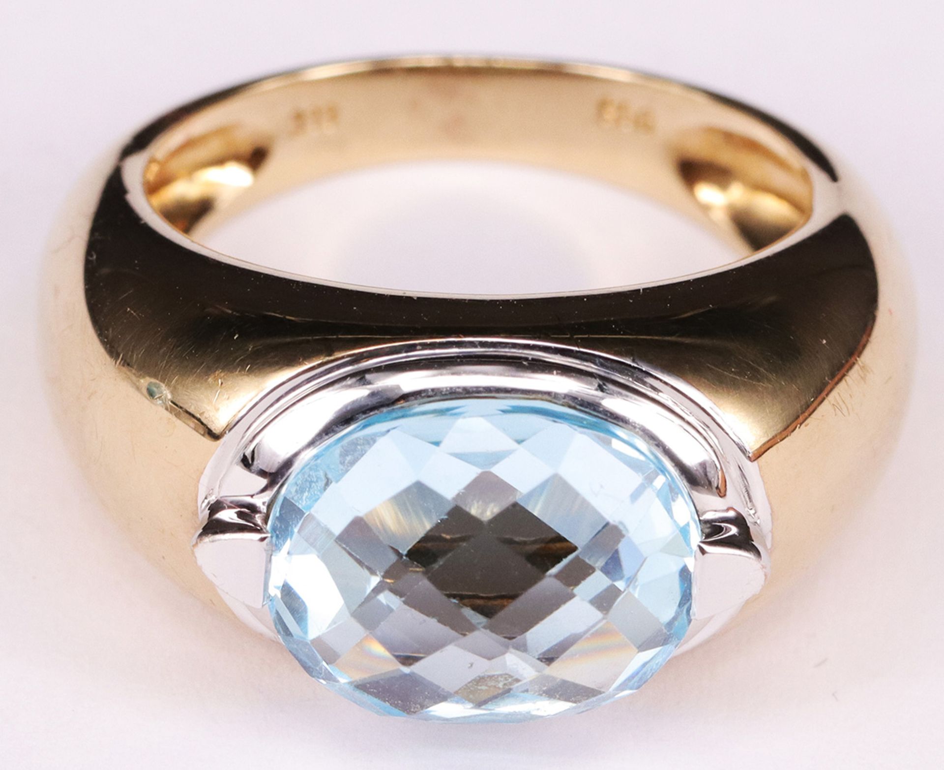 Zwei Damenringe mit hellblauem Topas: breiter Ring mit großem Stein und kleinen Brillianten, 750er - Image 8 of 12