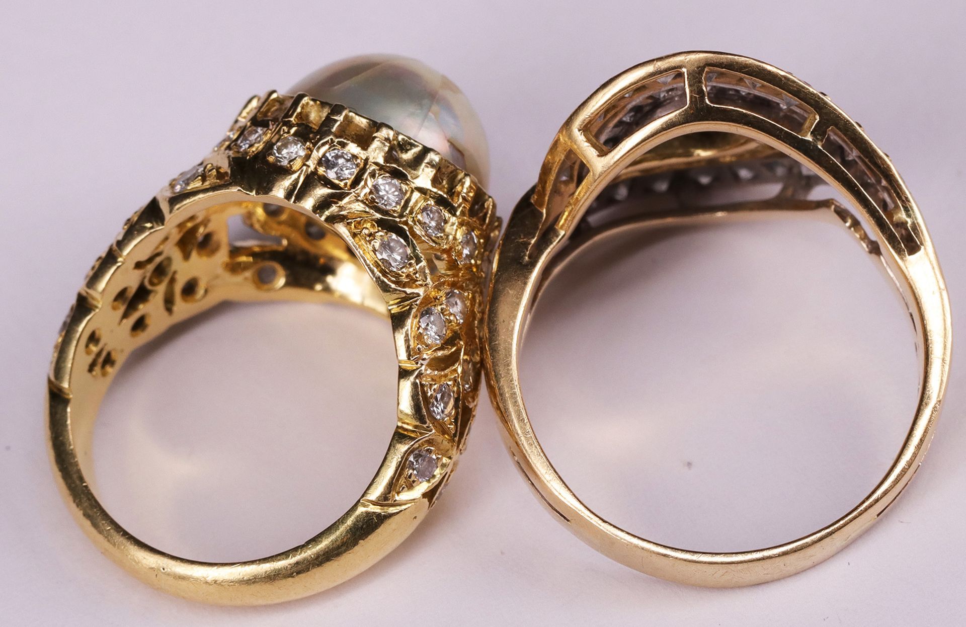 2 Ringe. Aufwändiger Diamantring, 750er GG, mit 1,38 ct Diamanten, RG63, Herkunft Israel. Sowie - Image 2 of 2