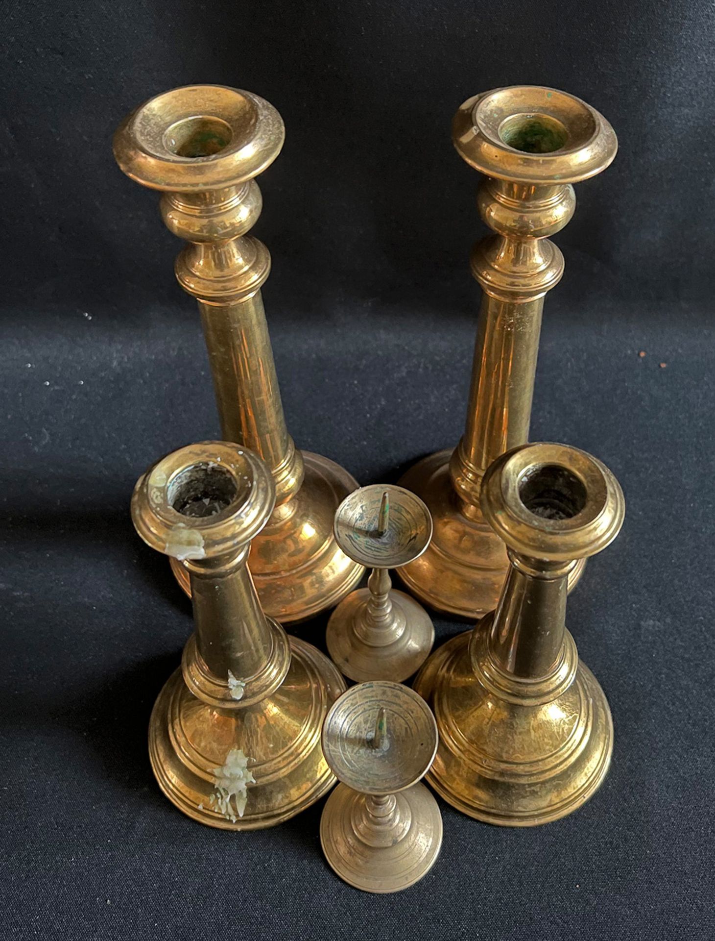 Konvolut aus 6 Leuchtern /collection of six candle holders. Messingbronze, verschiedene Alter, je - Bild 4 aus 4