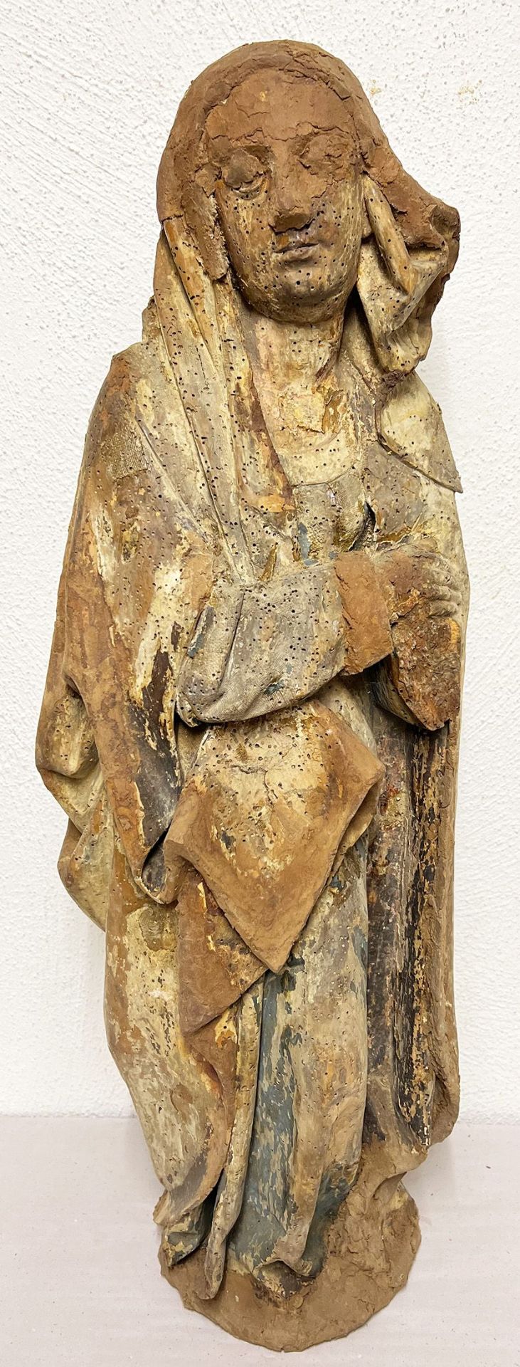 Gotische Maria/ Gothic Mother of God. 16. Jh., Holz, provisorisch ergänzt (Gesicht, Falten etc.),