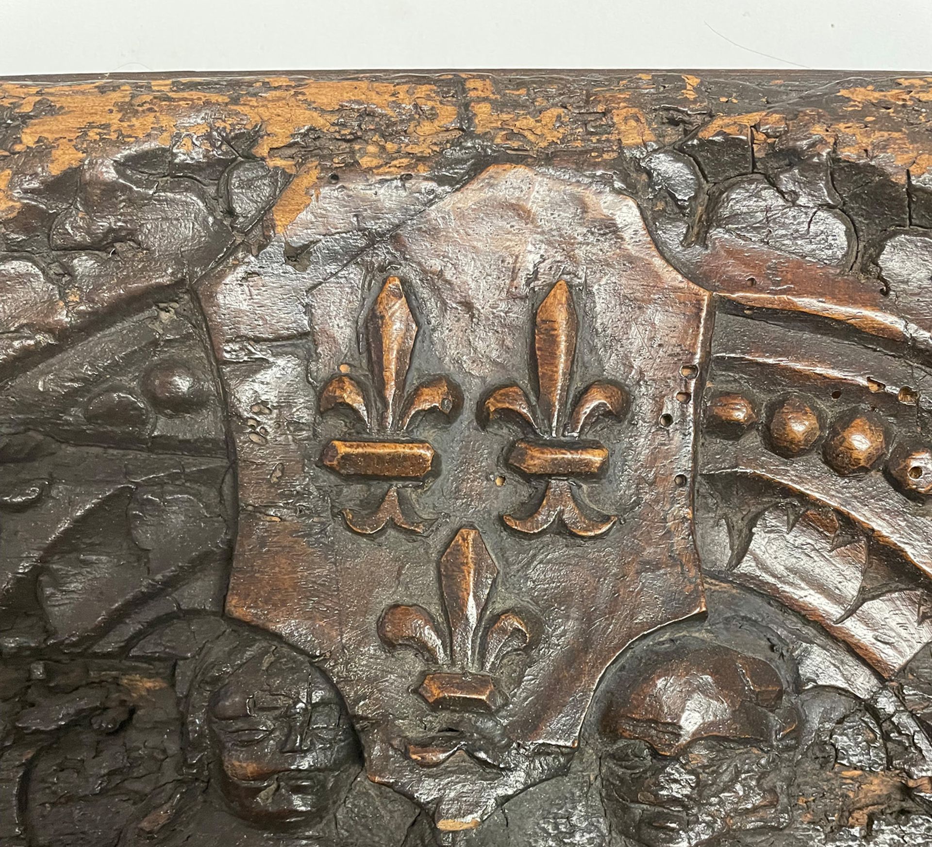 Holzrelief Frankreich, 17./18. Jh., Wappen mit drei Lilien, fleur de lis, rest. und Altersspuren, 35 - Bild 2 aus 4