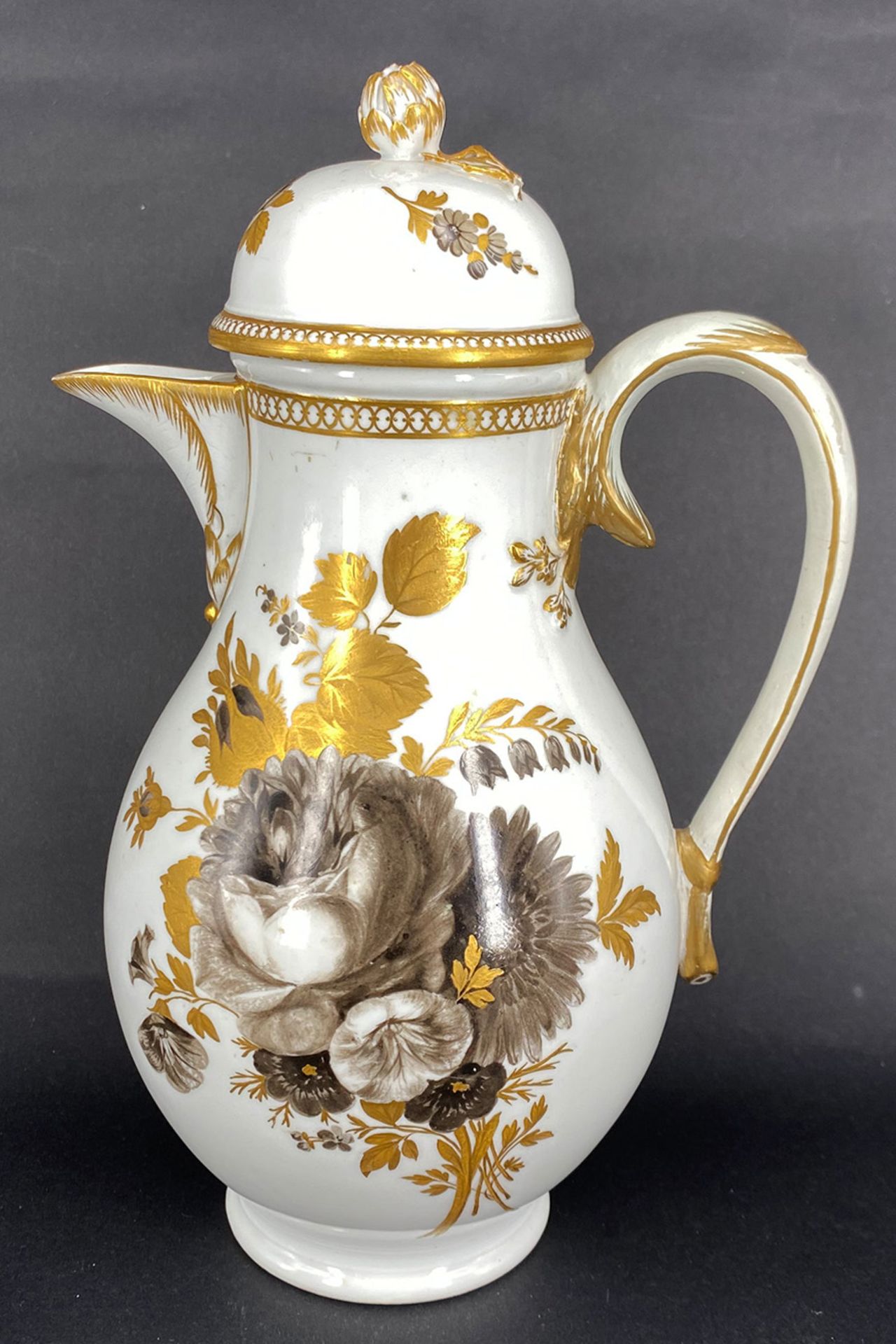 Kaffeekanne, Meissen, (Marcolini-Zeit), Blumenmalerei in Gold und Schwarz, Schwertermarke Meißen, 1.