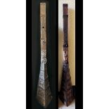 Italien, 16./17. Jh., zwei Deichseln von Ochsenkarren, Holz, Eisen, H. 227 und 233 cm.