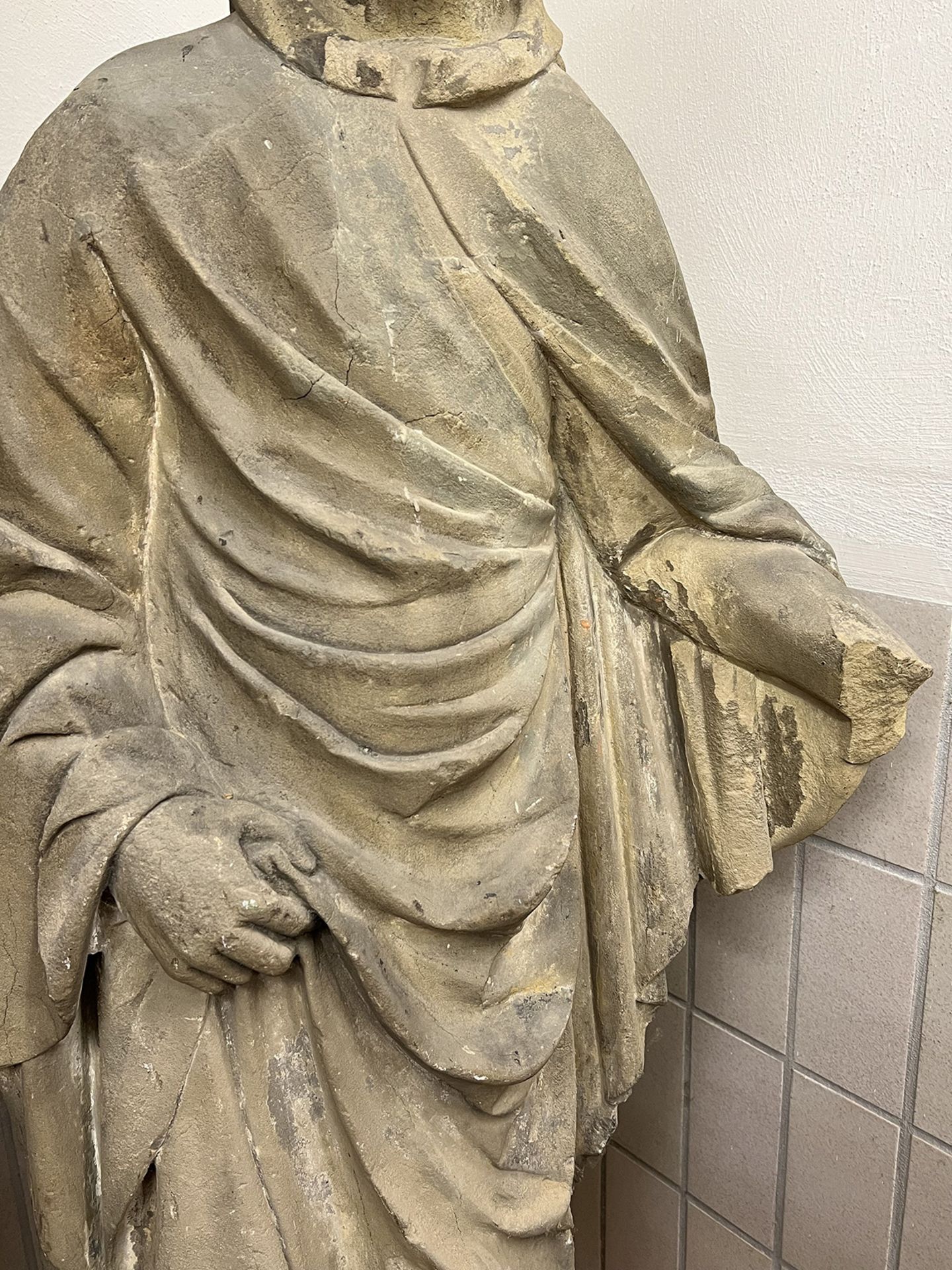 Apostelfigur/ Figure of an apostle. Franken, wohl gotisch, 15. Jh./16. Jh. (?), Sandstein, alte - Image 3 of 7