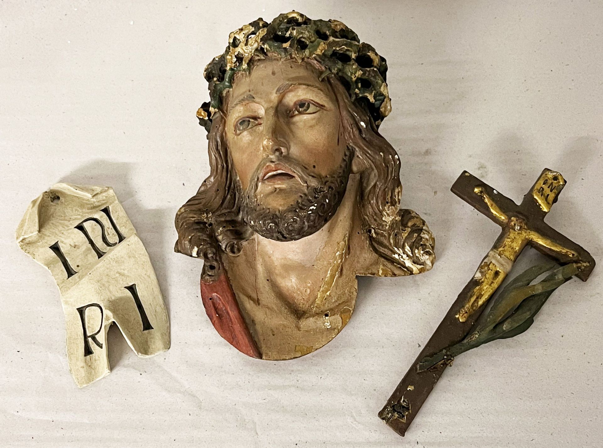 Christuskopf/ head of Christ. 19. Jh., farbig gefasst, H. 22 cm. Dazu INRI Schild und ein