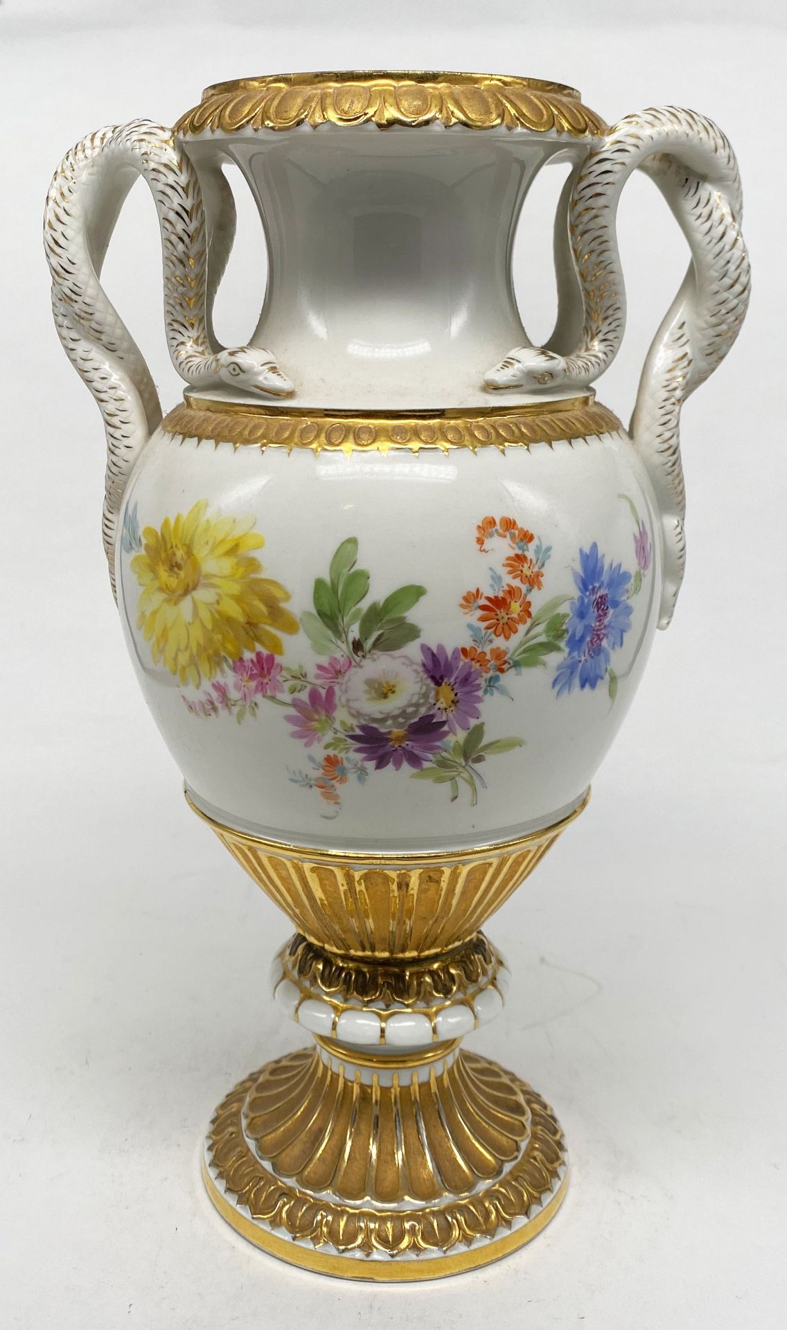 Meissen, Schlangenvase, markante Doppelschlangenhenkel, beidseitig üppige Blumenbouquets, - Bild 4 aus 6