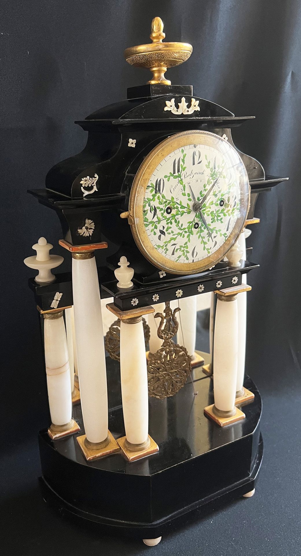 Säulenuhr/ column clock. Alabaster, Holz, Perlmuttapplikationen, Zifferblatt mit arabischen - Bild 5 aus 10