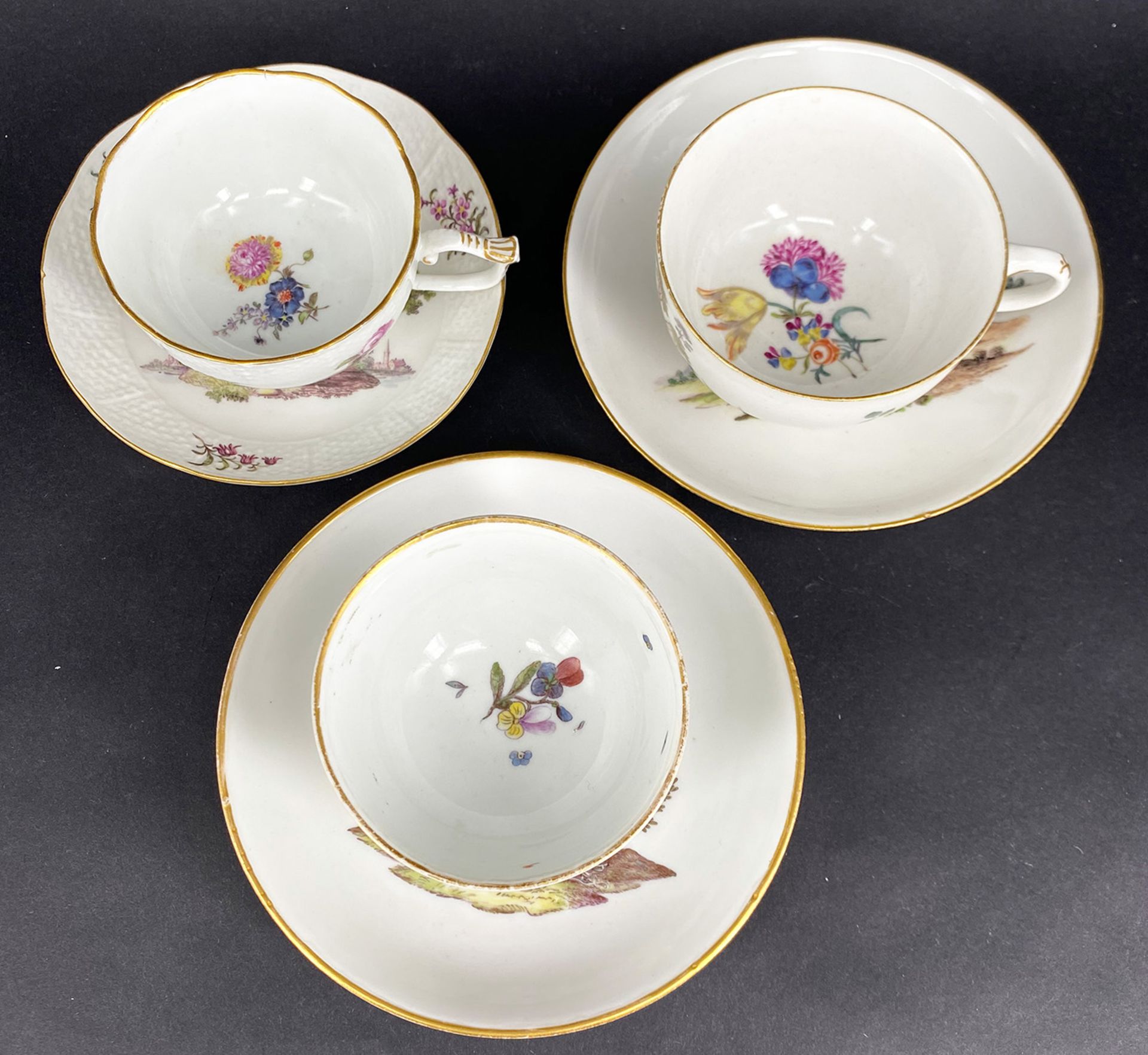 Meissen, zwei Tassen und ein Koppchen mit figürlichen Szenen: Koppchen mit Geiger und galantem Paar, - Image 4 of 6