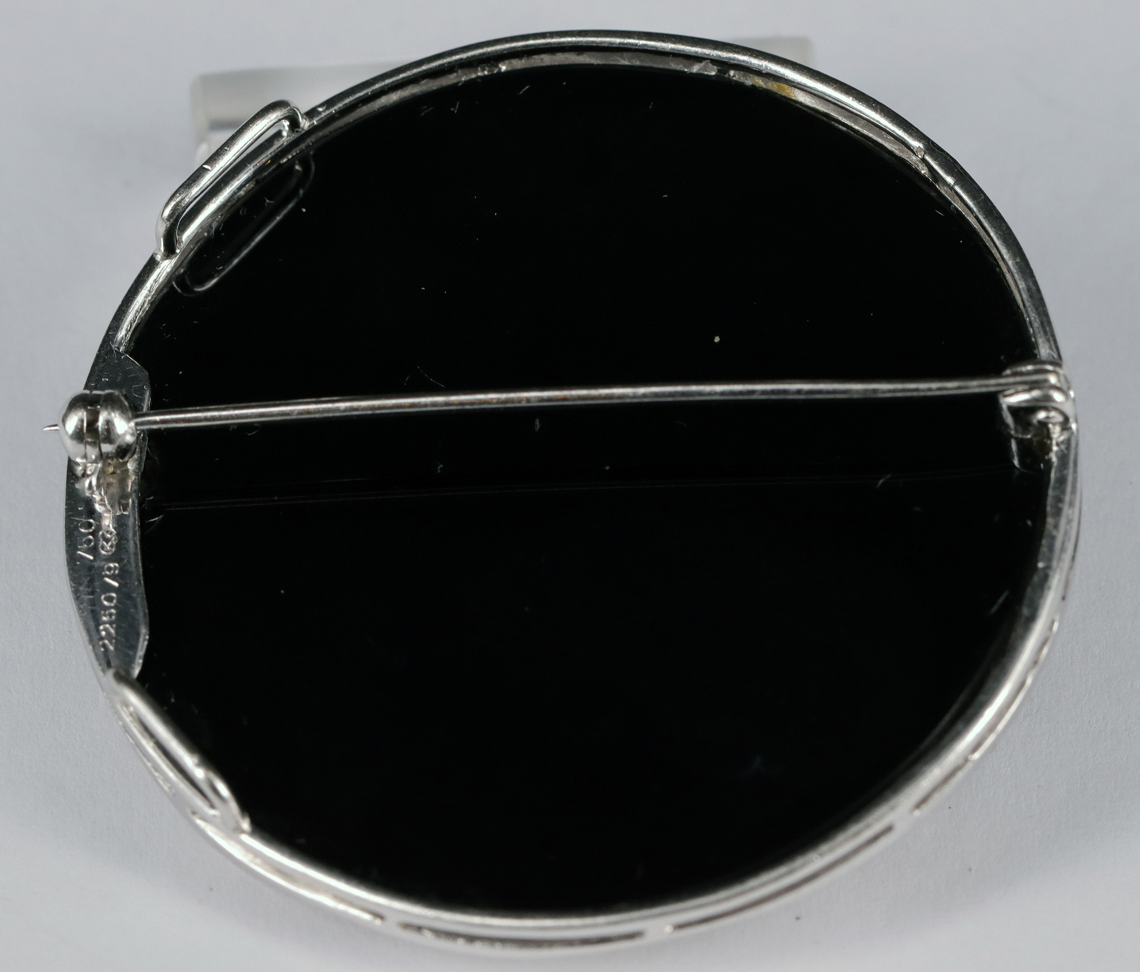 Onyxbrosche / Onyx brooch, 750er WG, kreisrund, mit ca 50 Diamanten besetzt, D. 4,6 cm, 25,48 g - Image 2 of 2