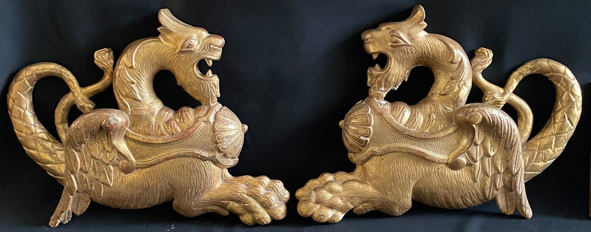 2 Drachen, um 1900, Holz, vergoldet, Altersspuren, je 35 x 47 cm