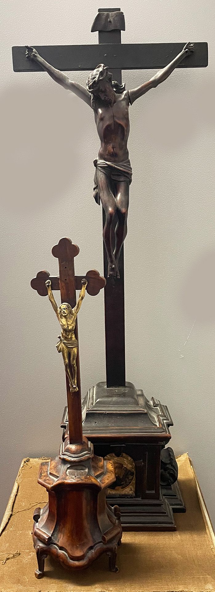 Zwei Kruzifixe im Dreinageltypus, 18./19. Jh.: Holzchristus im Dreinageltypus, Kreuz auf aufwändigem - Image 9 of 9