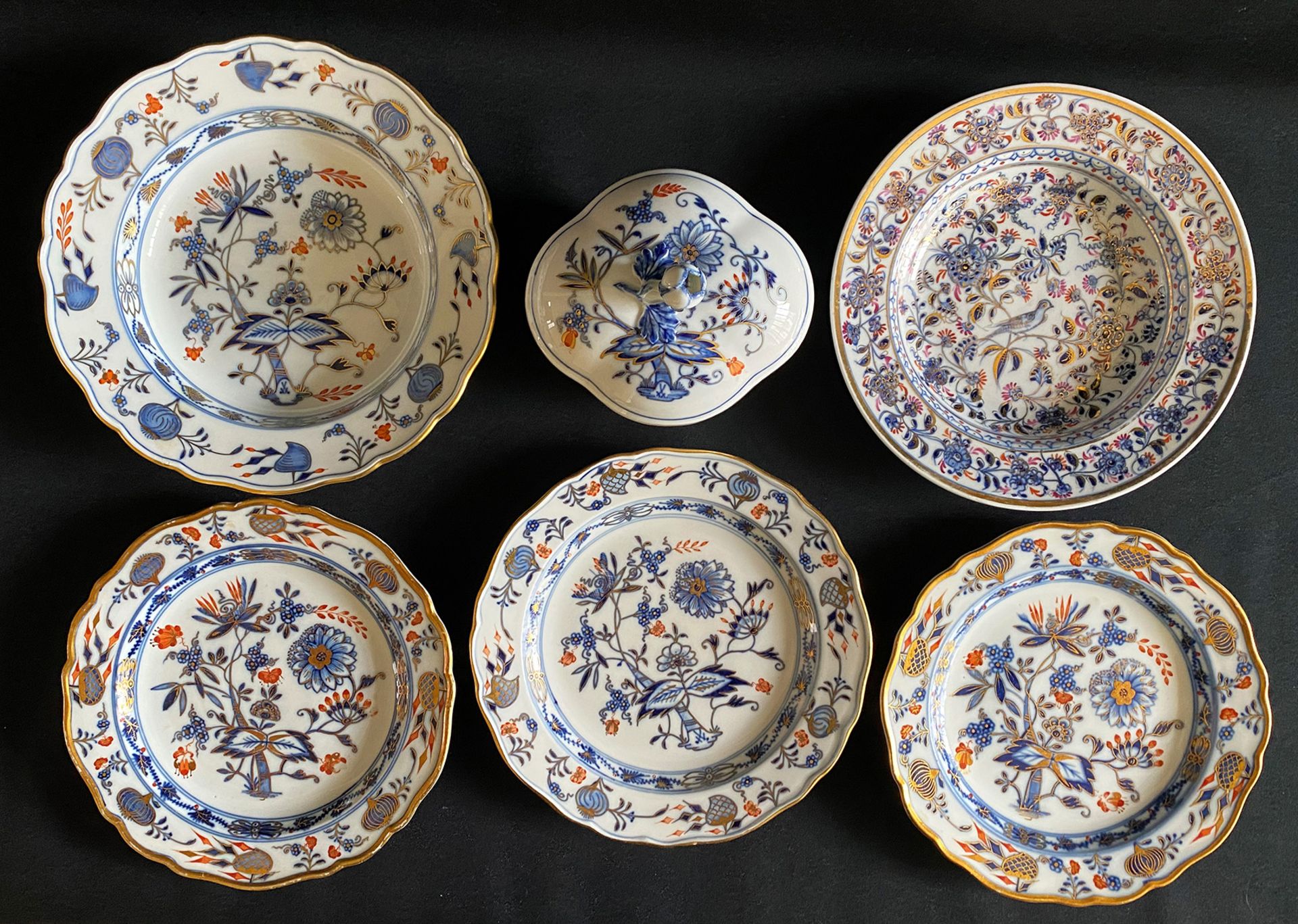 Konvolut, Meissen, Prunk Zwiebelmuster in Blau, Rot, Gold: Deckeldose in Vierpassform, ca. 16 x 14 x