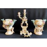 Paar Potpourri-Vasen, Volkstedt und ein dreiflammiger Kerzenleuchter mit polychromer Bemalung und
