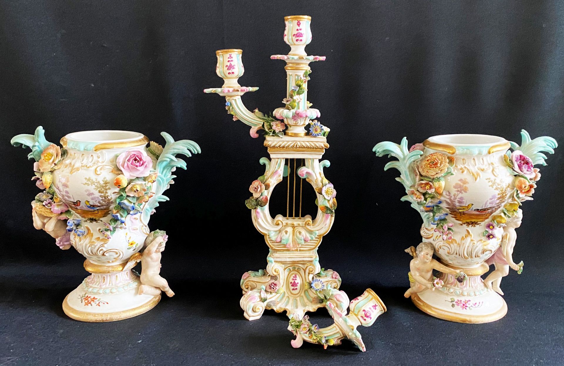 Paar Potpourri-Vasen, Volkstedt und ein dreiflammiger Kerzenleuchter mit polychromer Bemalung und
