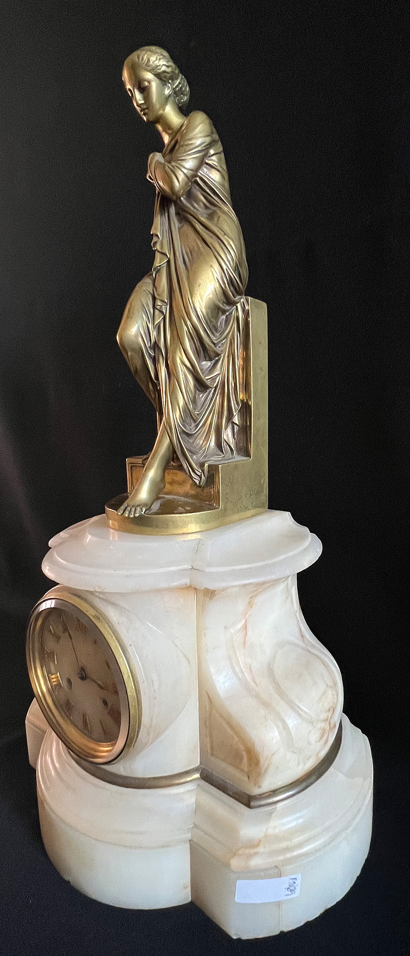 Frankreich, 19. Jh., Kaminuhr, weißer Marmorsockel, mit antik gewandeter Frauenfigur, Messingbronze, - Image 5 of 7