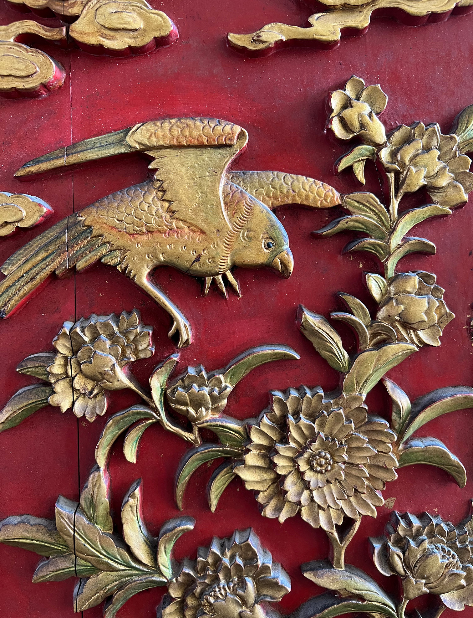 China, 19. Jh., Wandpaneele mit Blumen und Vögeln, Holz, geschnitzt, rotgrundig, vergoldet, - Image 8 of 8