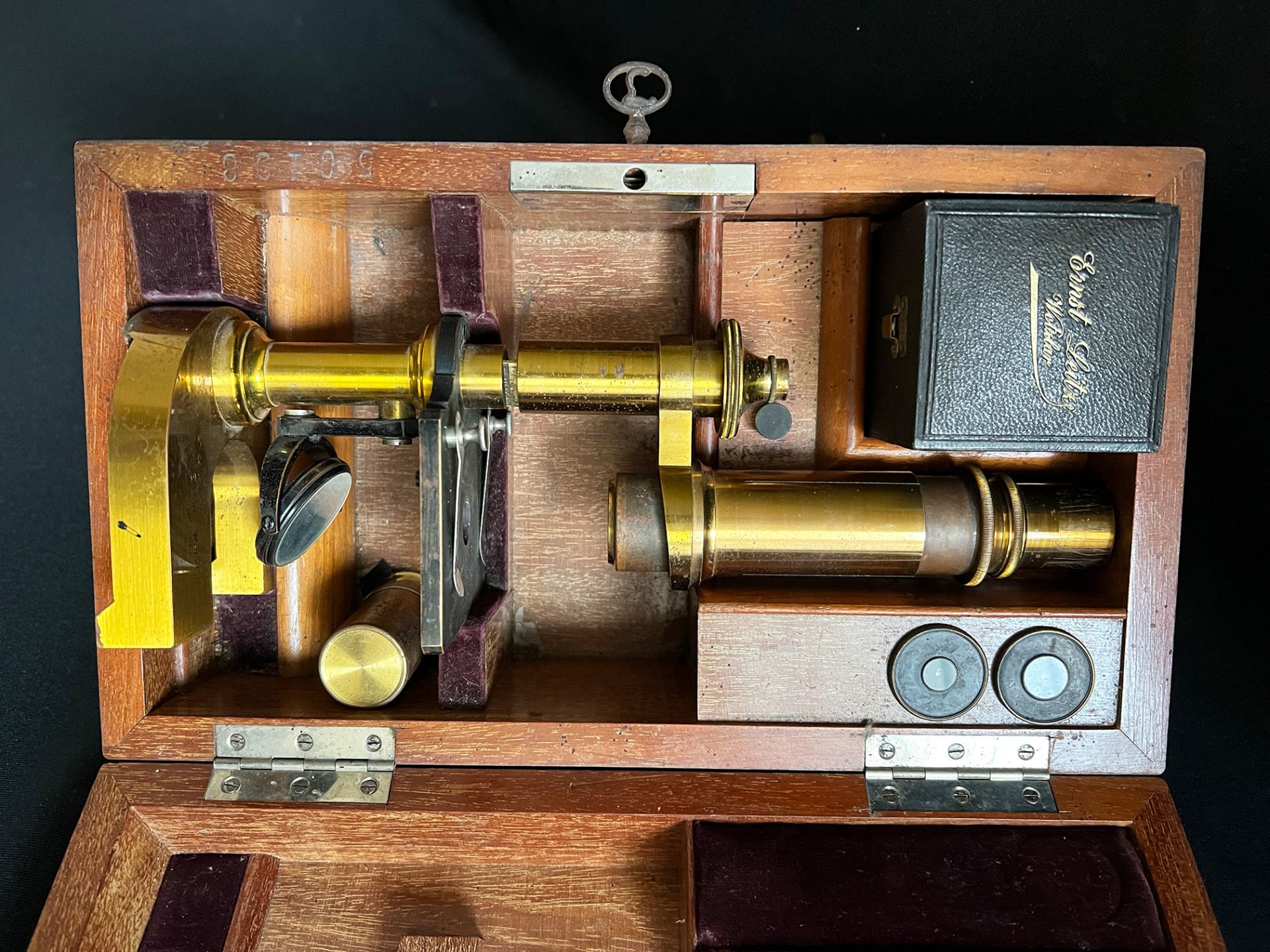 Messing-Mikroskop "E. Leitz, Wetzlar" im Holzkasten, um 1900. Signiert auf Hufeisenfuß, Serien-Nr. - Image 8 of 11