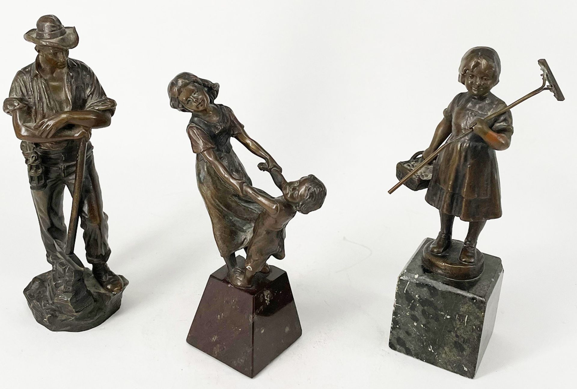 Konvolut, Skulpturen, 1 x Paul Ludwig Kowalczewski (1865 - 1910), Spielende Kinder, Bronze auf