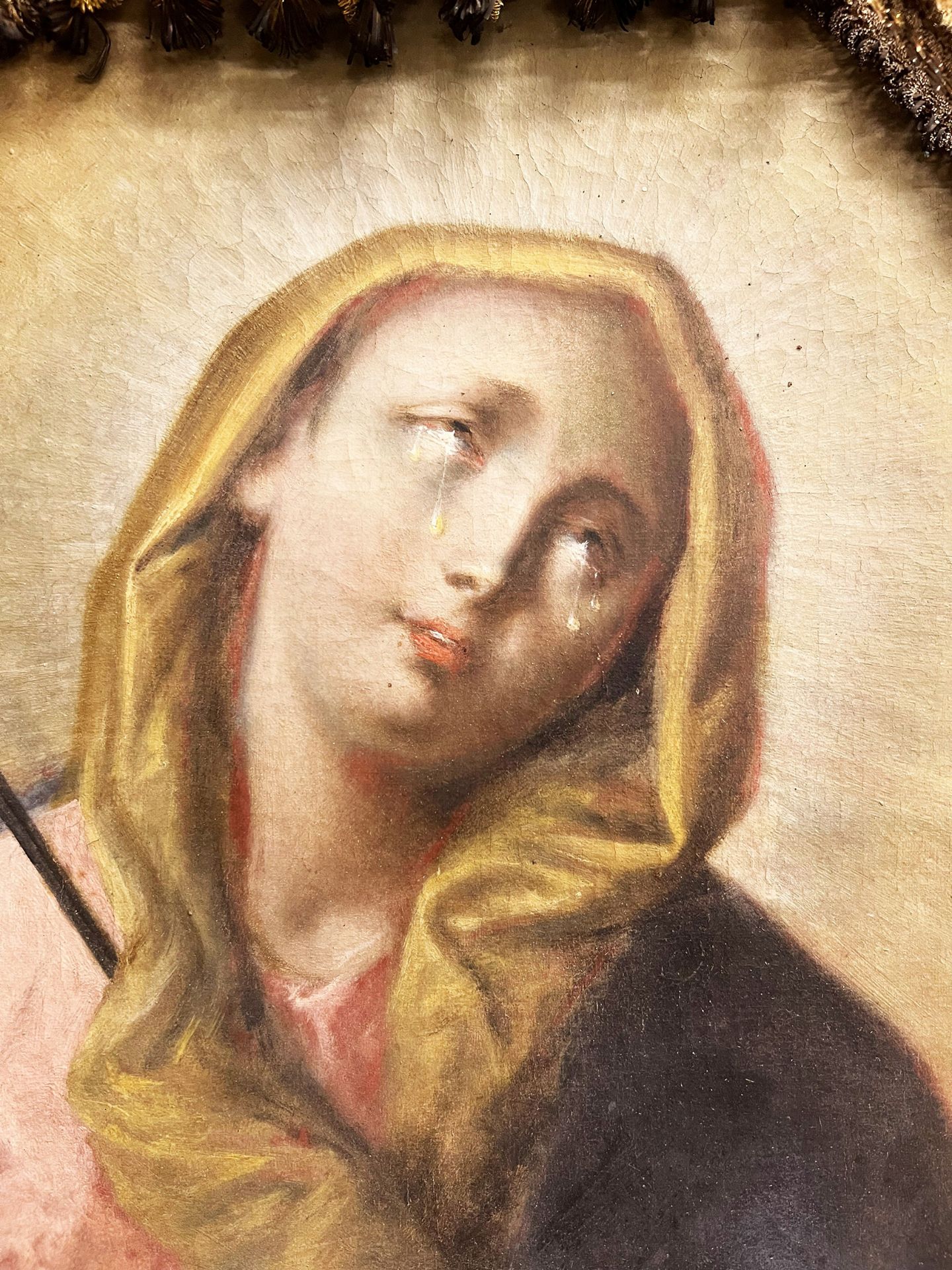 Weinende Mutter Gottes/ Mother of God crying. Süddeutsch, 19. Jh., mit Stoff als Vorhangrahmen, - Bild 2 aus 3