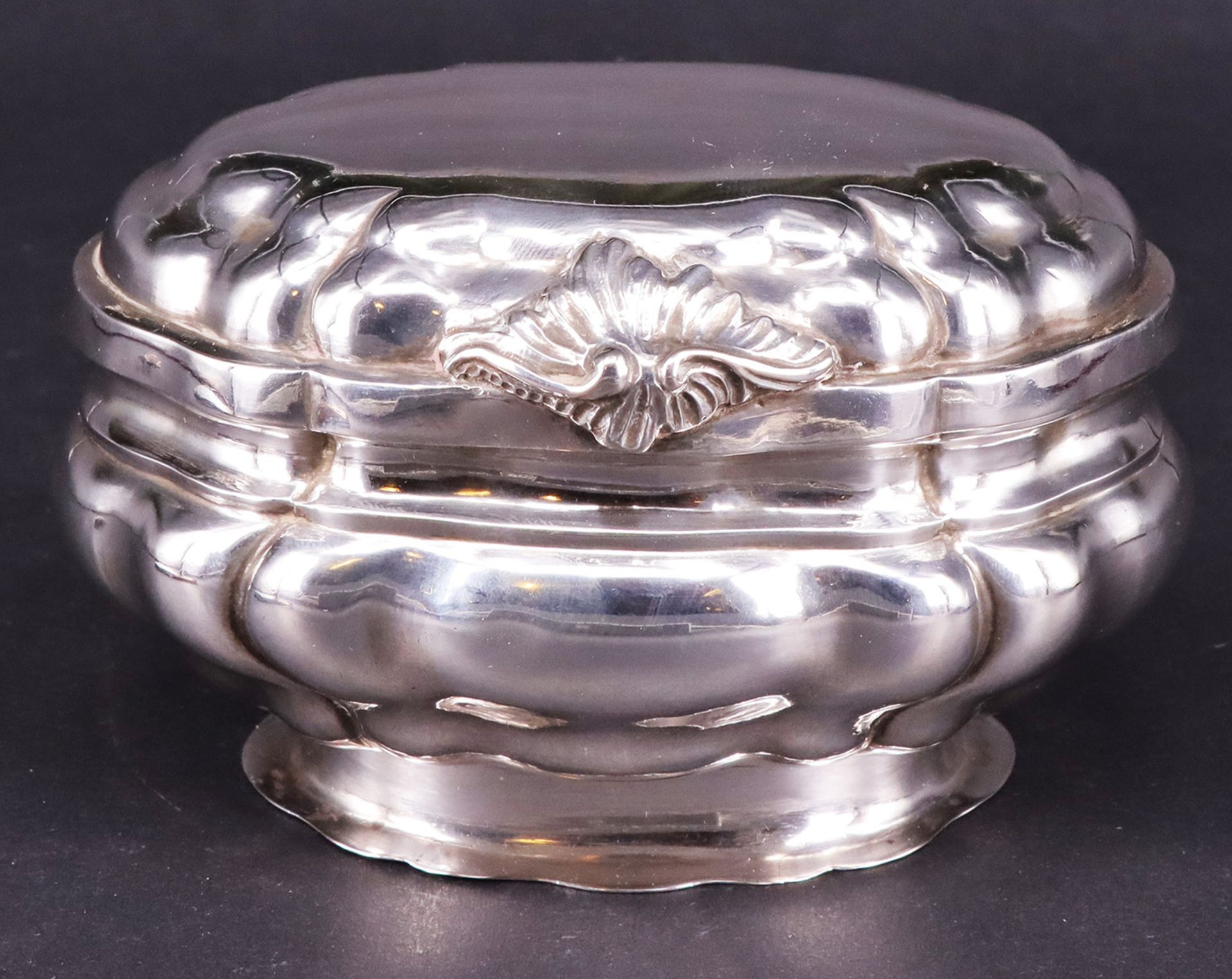 Augsburger Deckeldose, Silber: ovale, leicht geschwungene Dose auf geschweiftem Hohlkehlfuß mit - Bild 3 aus 7