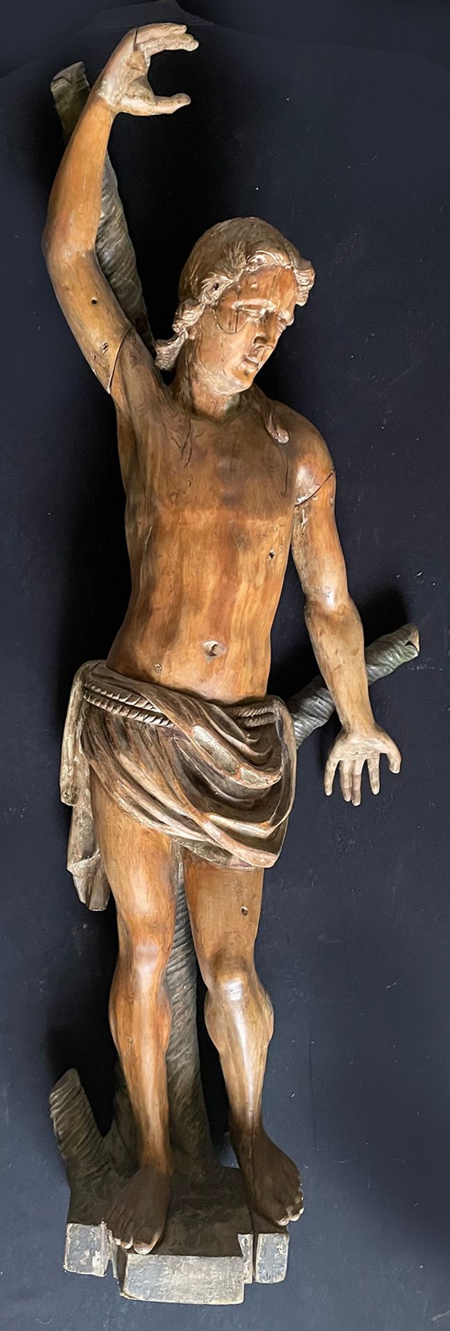Süddeutsch, 18. Jh. Heiliger Sebastian an einem Baumstamm stehend, Holz. Reste alter Fassung, Pfeile