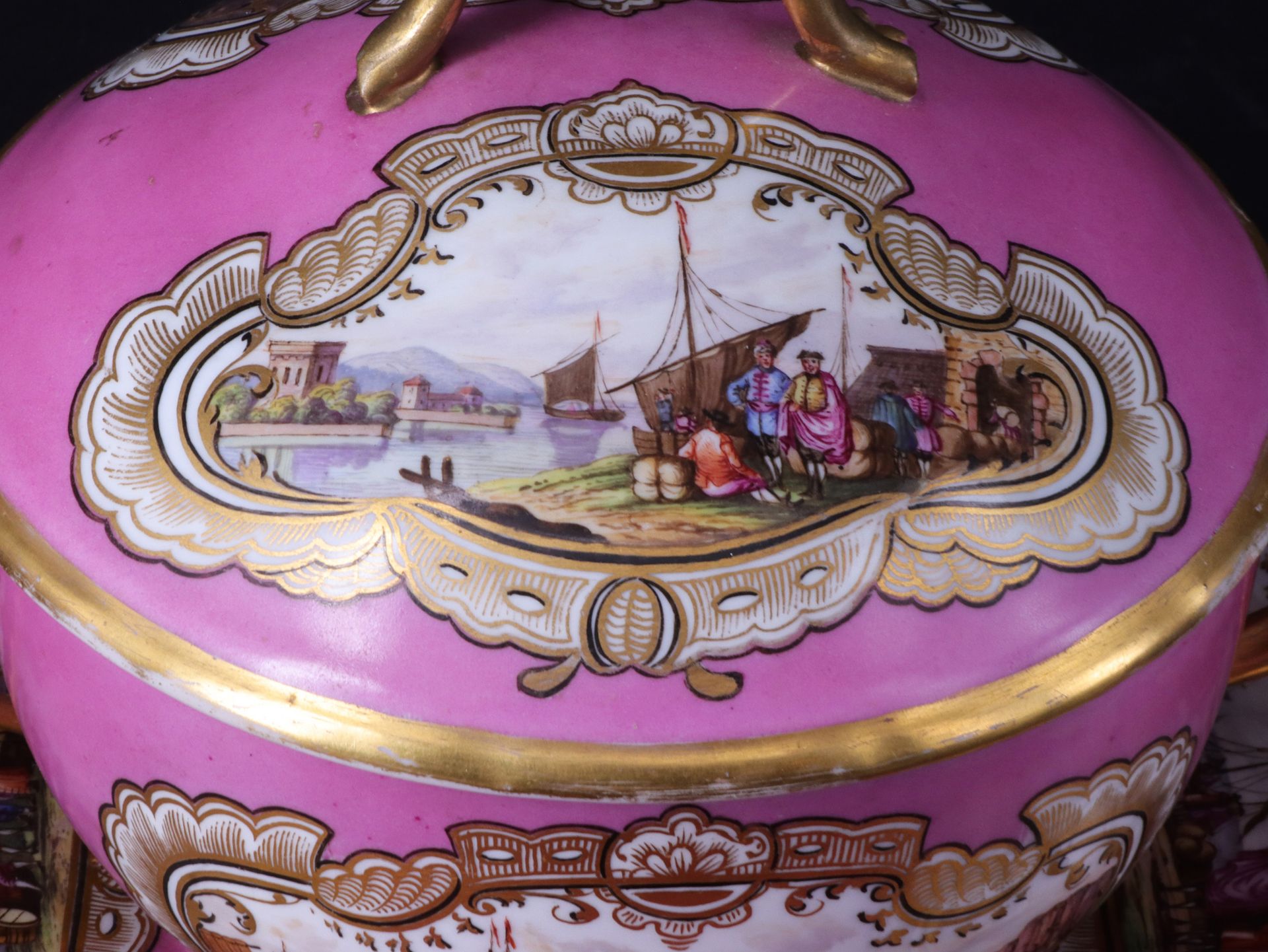 Meissen, um 1800, Deckelterrine mit Presentoire, halbkugeliger Korpus mit seitlich verdoppelten - Bild 5 aus 9