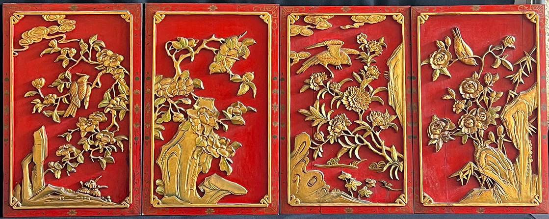 China, 19. Jh., Wandpaneele mit Blumen und Vögeln, Holz, geschnitzt, rotgrundig, vergoldet,