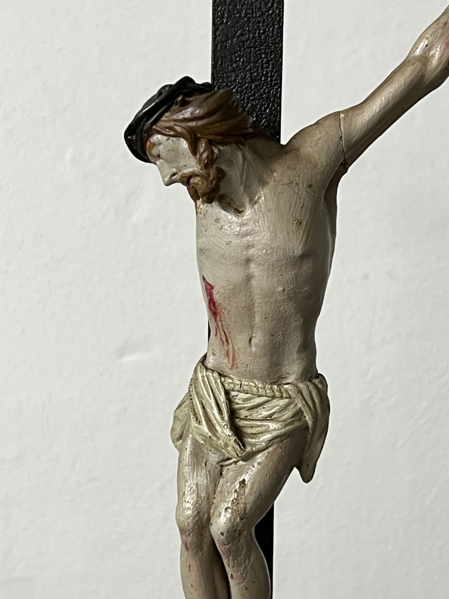 Kruzifix/ crucifixion. 18./ 19. Jh., Holz, farbig gefasst, Altersspuren, Arm fehlt etc, H. 63 cm - Image 2 of 4