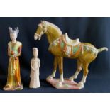 Asia Wächterin (H. 31,5 cm) und Pferd (35 x 40 cm), farbig glasiert, Alter unbekannt, Zugabe: