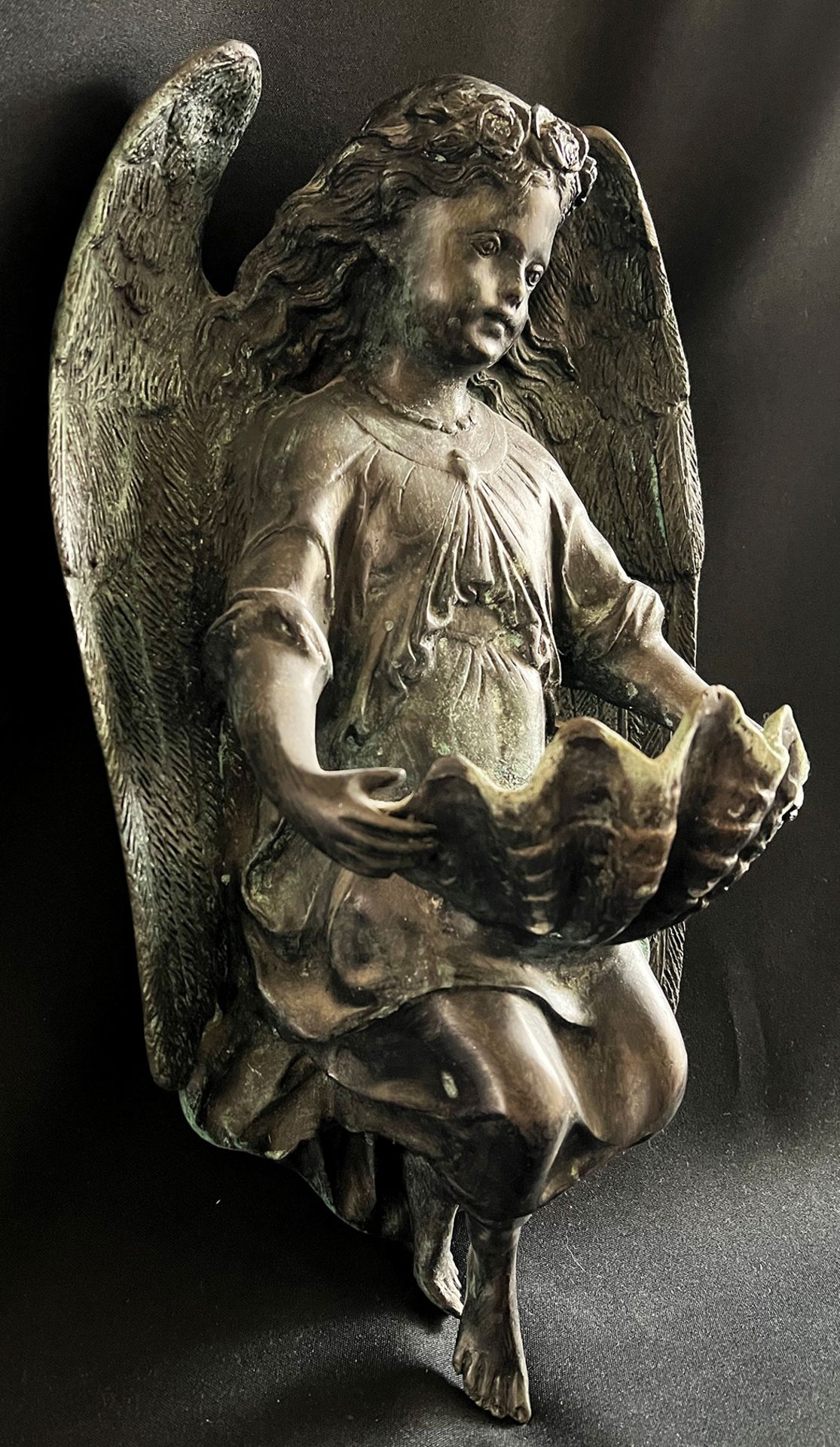 Engel, Bronze, mit Weihwasserbecken. Angel, bronze, holding a stoup. Rücks. bez./ on the back: - Image 4 of 5