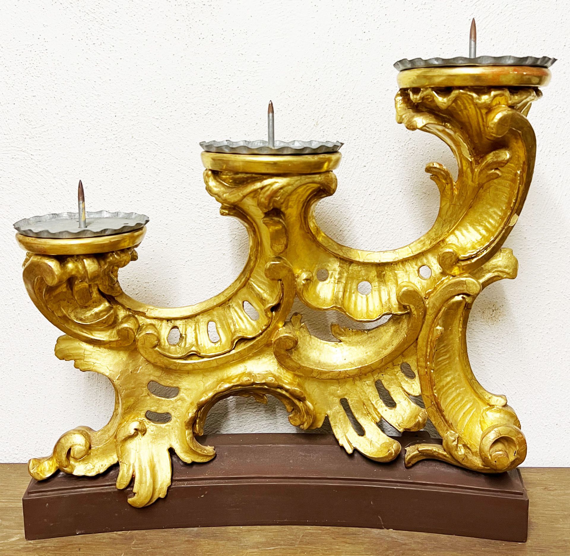 Paar je dreiflammige Leuchter/ a pair of chandeliers. Kunstharz, barocker Stil, H. 51 cm, B. 56 cm - Bild 4 aus 4