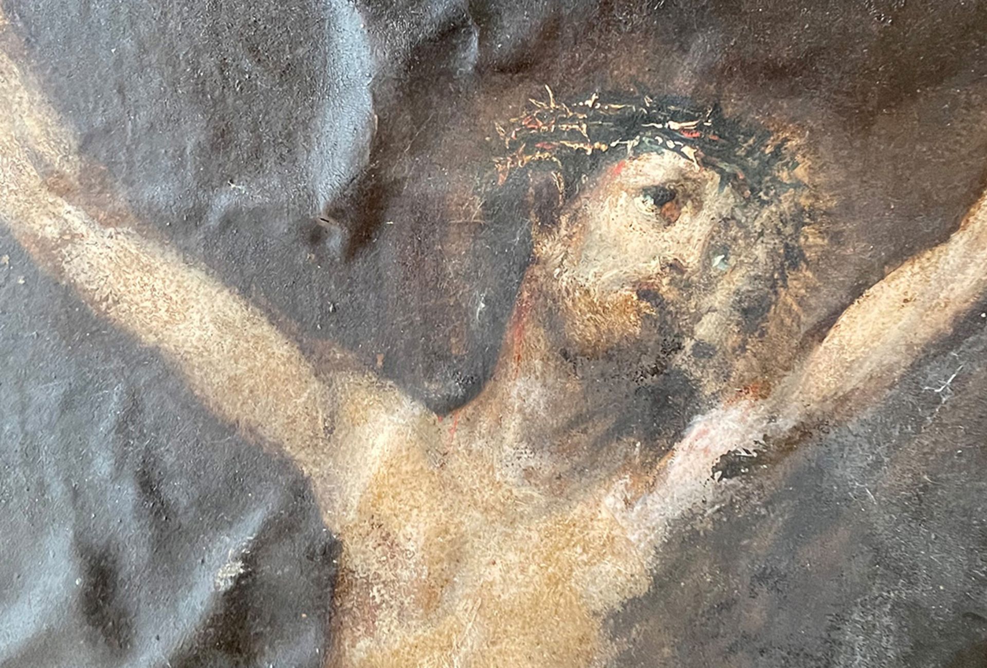 Unbekannter Maler, 17. Jh., Kreuzigung, Öl/Lwd, doubliert, beschädigt, 194 x 154 cm. Das - Image 3 of 3