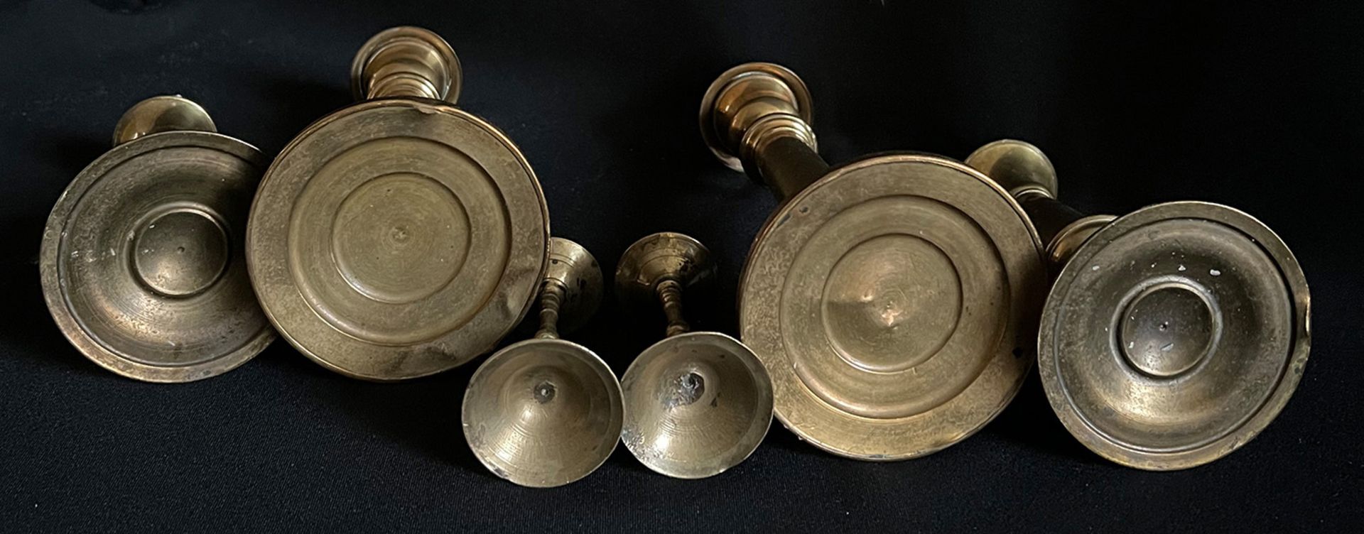 Konvolut aus 6 Leuchtern /collection of six candle holders. Messingbronze, verschiedene Alter, je - Bild 3 aus 4