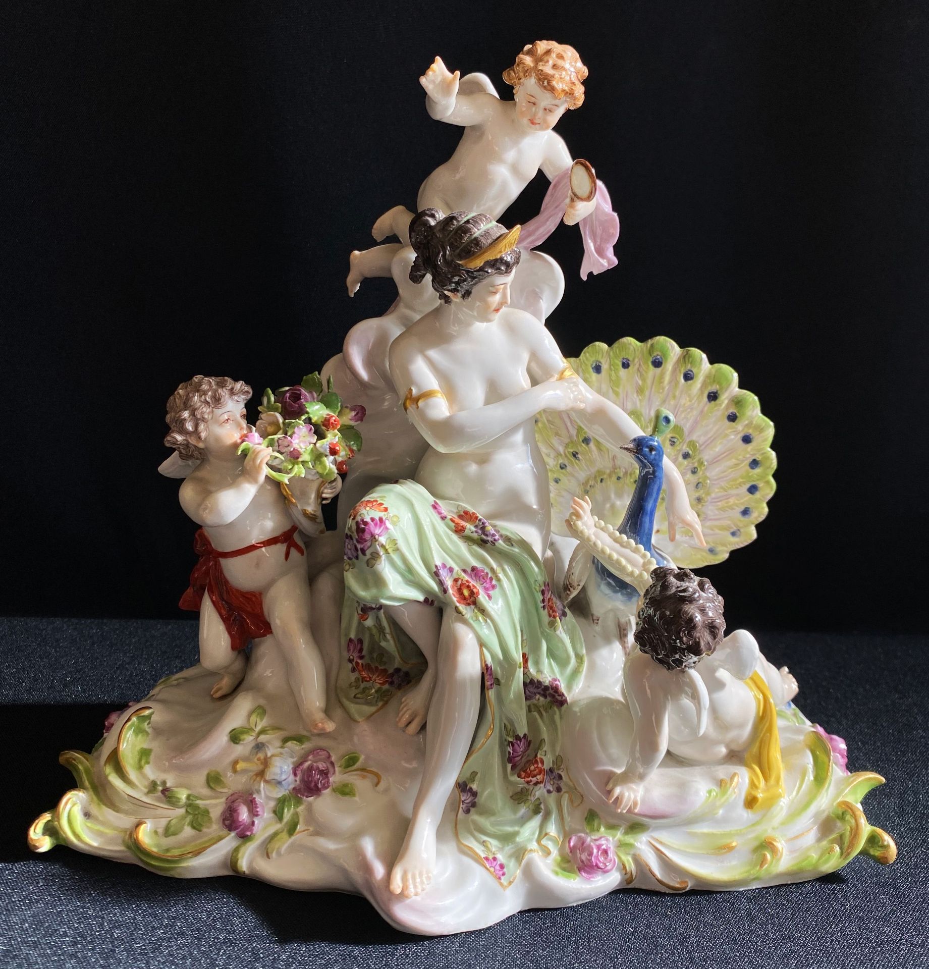 Meissen, allegorische Figurengruppe "Die Luft": Juno mit Pfau, umgeben von Putten, die ihr ein