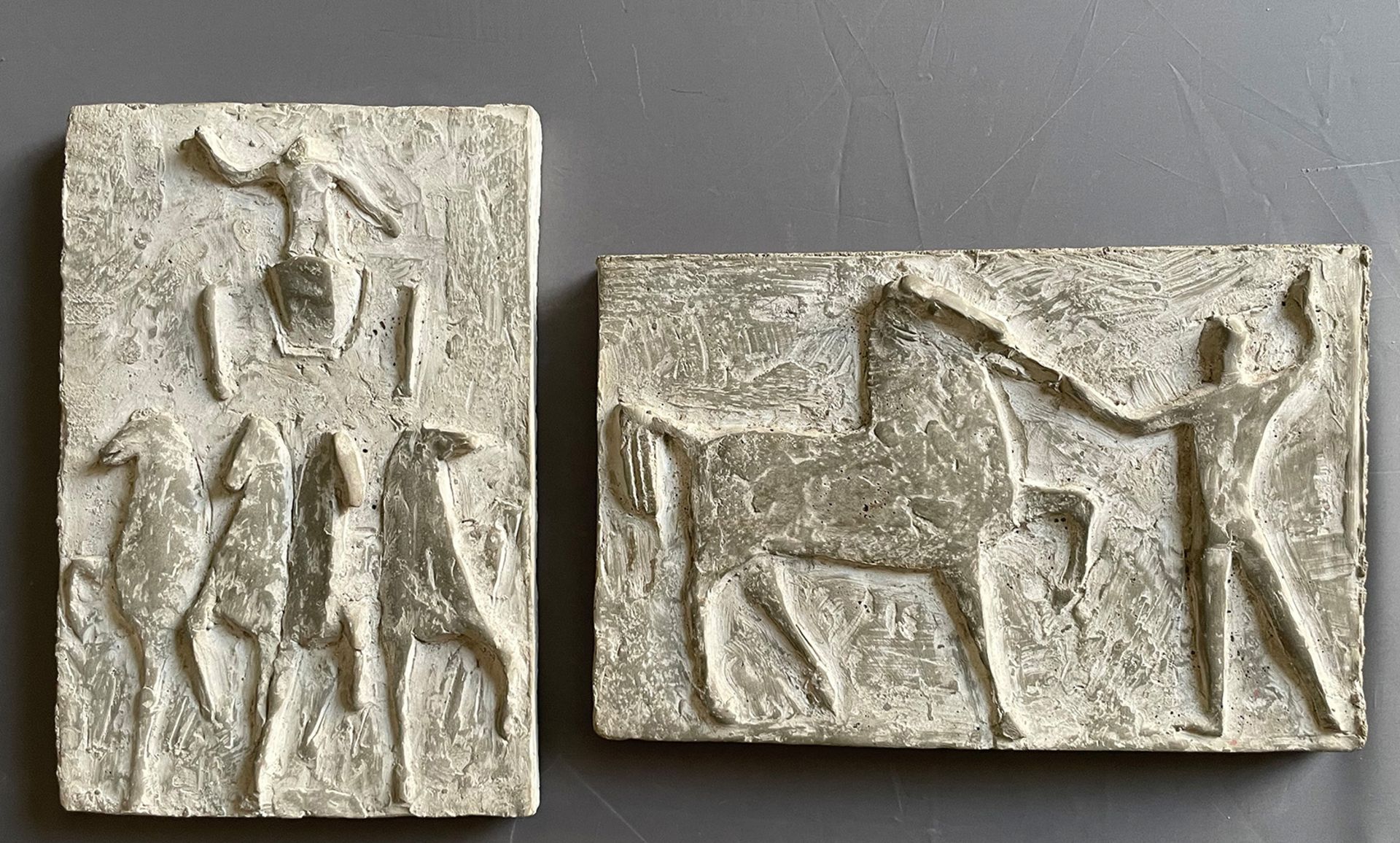 Julius Bausenwein (Rimpar 1913 - 1962), 2 Reliefplatten: Mann mit Pferd von der Seite; Quadriga