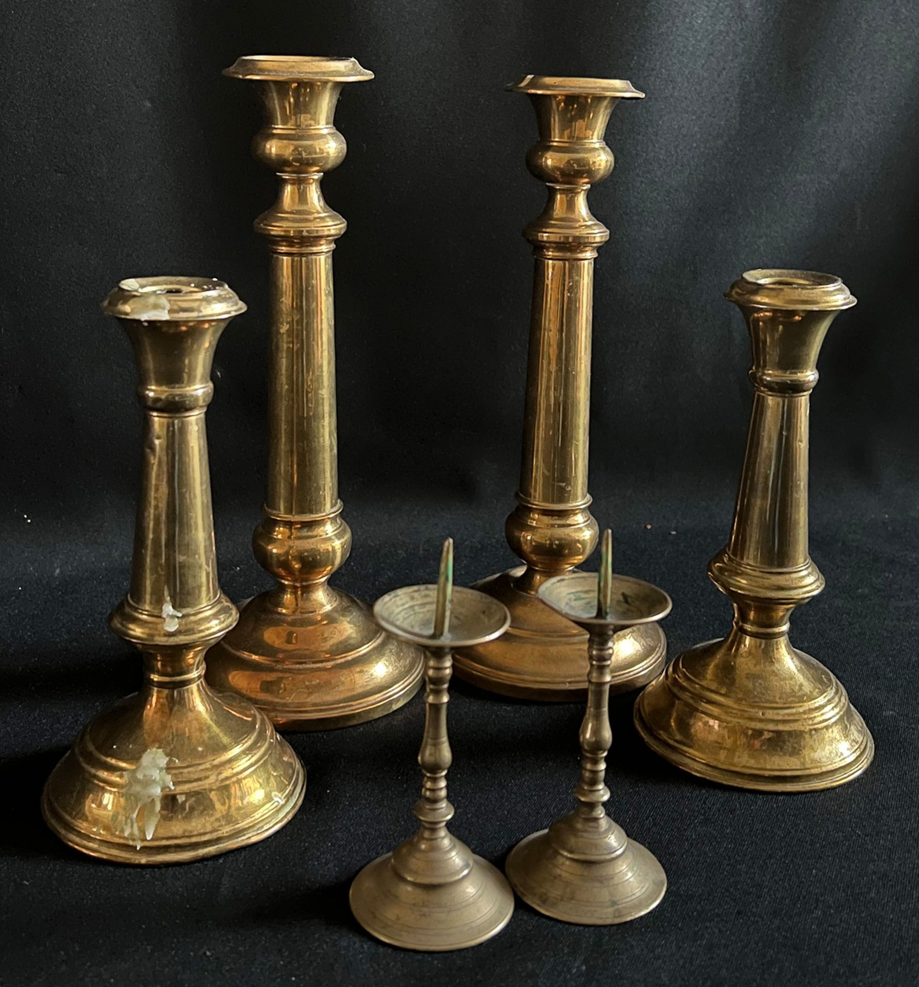 Konvolut aus 6 Leuchtern /collection of six candle holders. Messingbronze, verschiedene Alter, je - Bild 2 aus 4